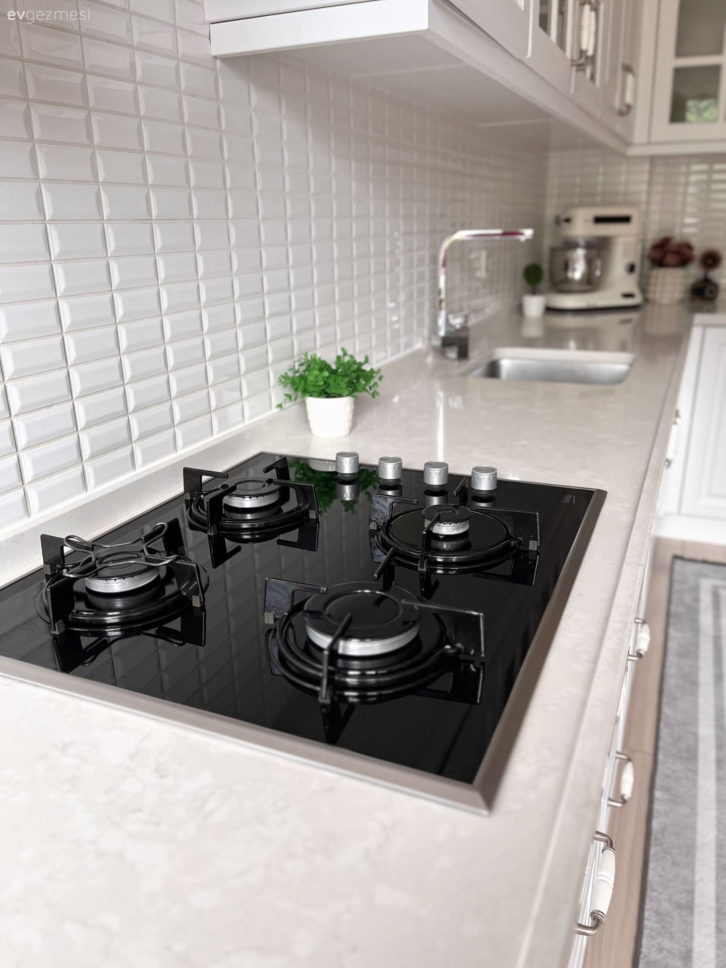 Bu Beyaz Mutfak Samimiyeti ve Ferahlığı Kucaklamış