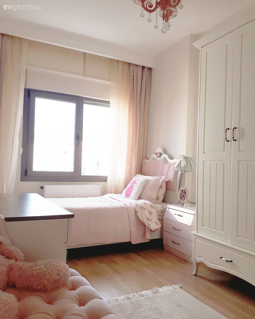 Çocuk Odası, Gardrop, Çocuk odası aydınlatması, Yatak başlığı, Komodin, Tül perde, Perde, Pembe, Beyaz, Kapitone puf