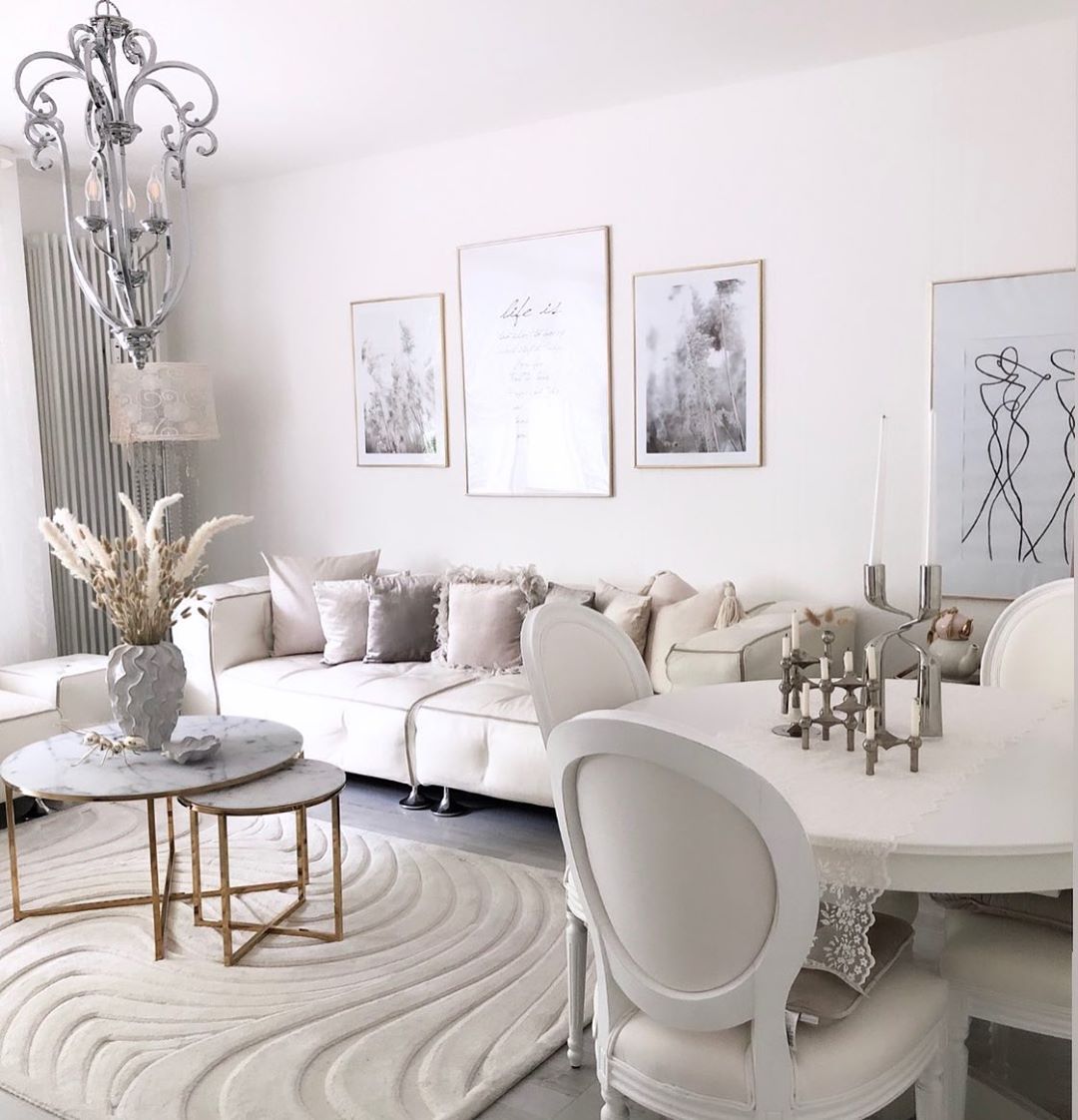 Salon, Modern, Beyaz, Bej, Krem, Pudra pembe, Koltuk takımı, Berjer, Kırlent, Ev tekstili, Tablo, Duvar dekorasyonu, Tül perde, Perde, Avize, Aydınlatma, Salon avizesi, Halı, Salon halısı, Sehpa üstü aksesuarı, Ev Aksesuar, Vazo, Çiçekler