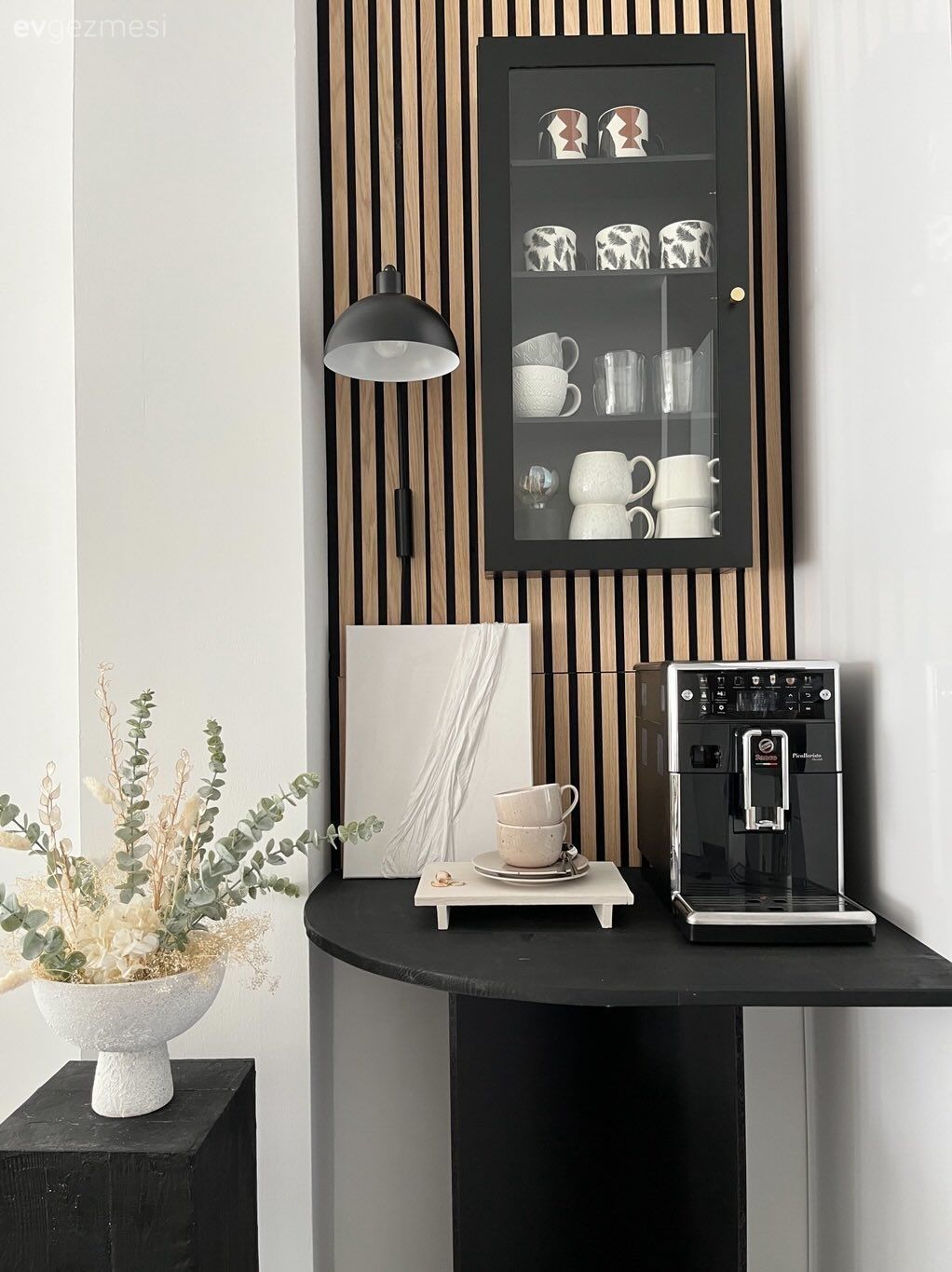 Kahve köşesi, Beyaz, Kahverengi, Siyah, Dekoratif Objeler