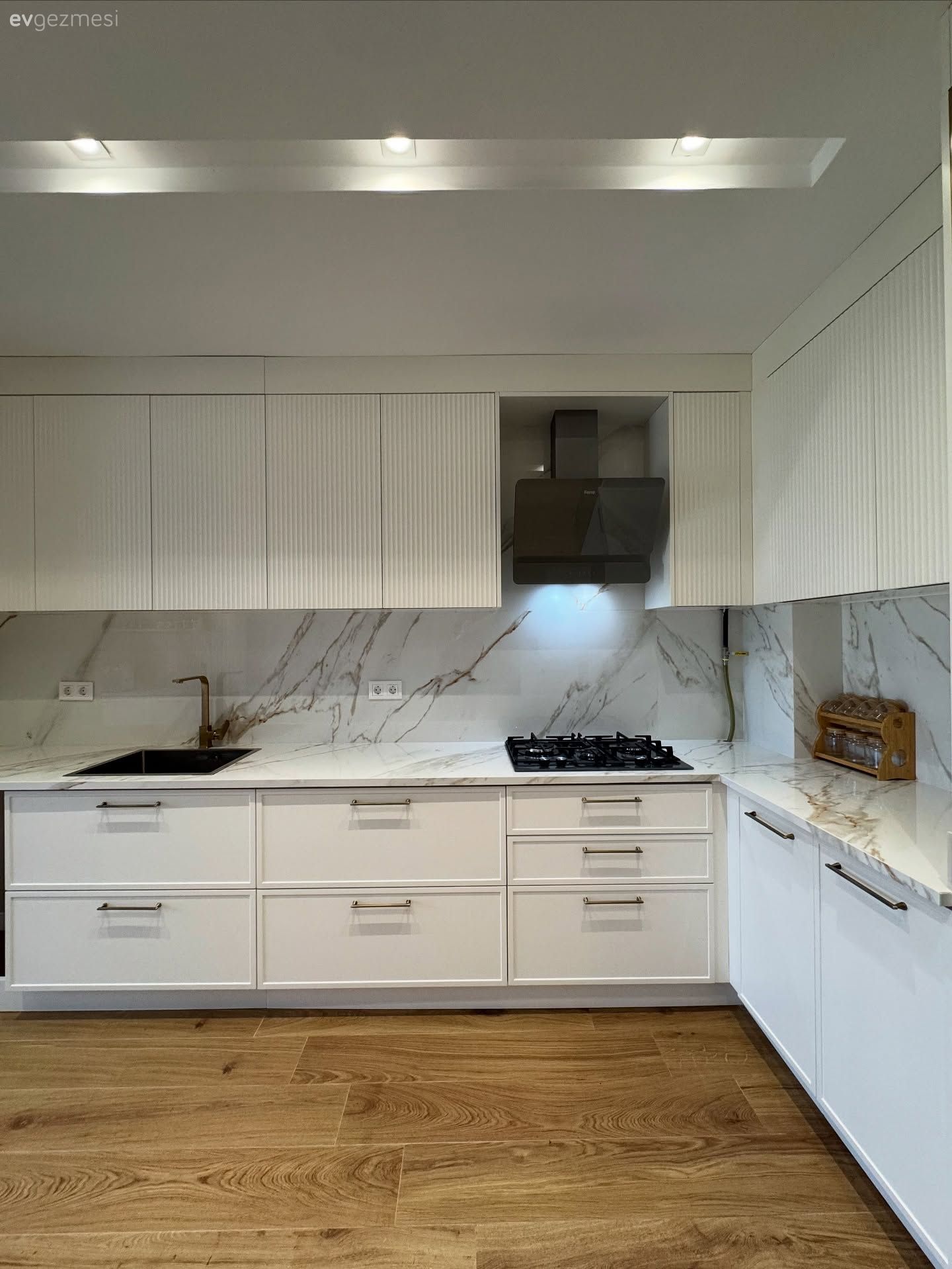 Lambri Kapaklar Bu Mutfağın Albenisini Daha Çok Arttırmış