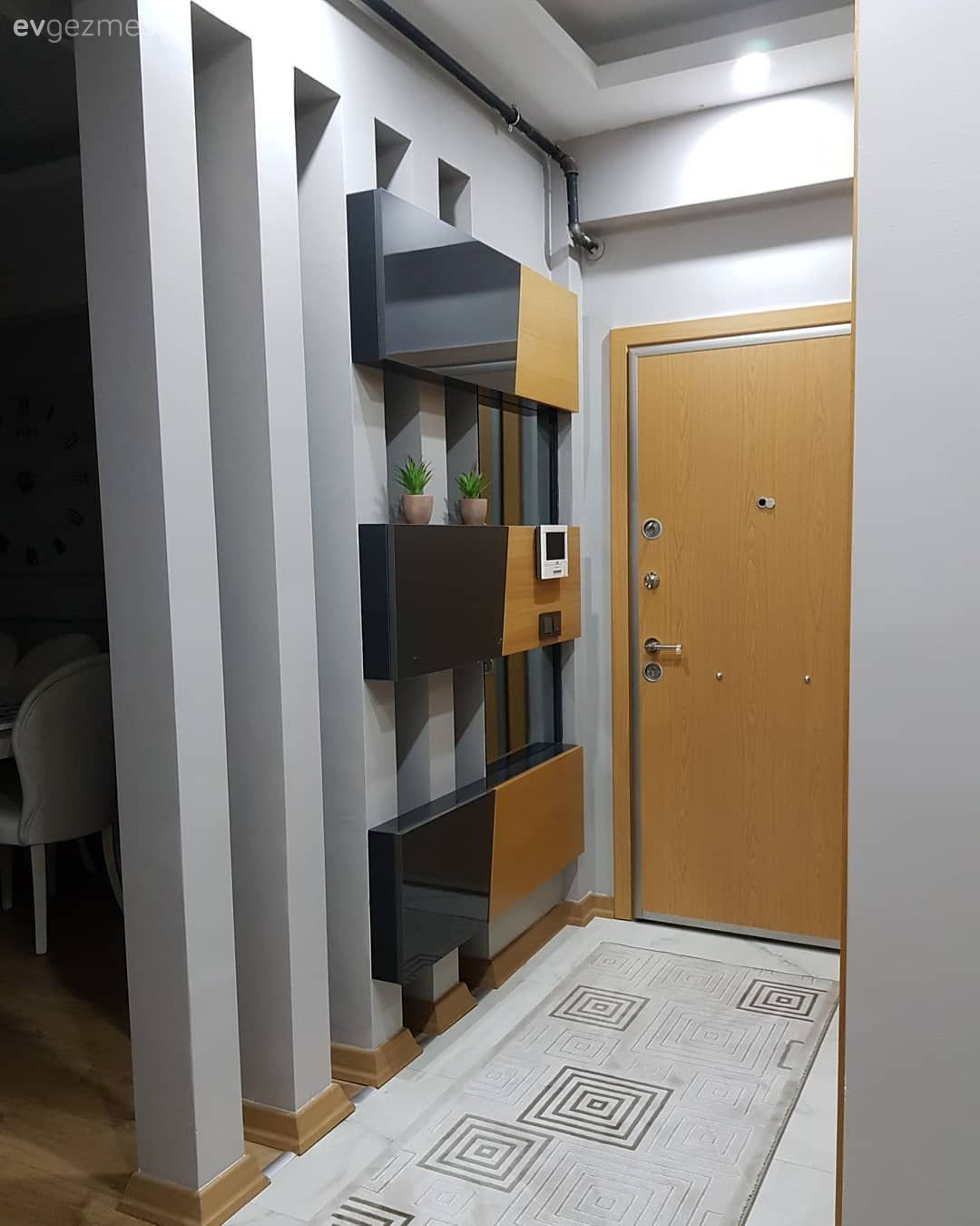 İddialı Renkler ve Mimari Detaylar Bu Dekora Çok Yakışmış!