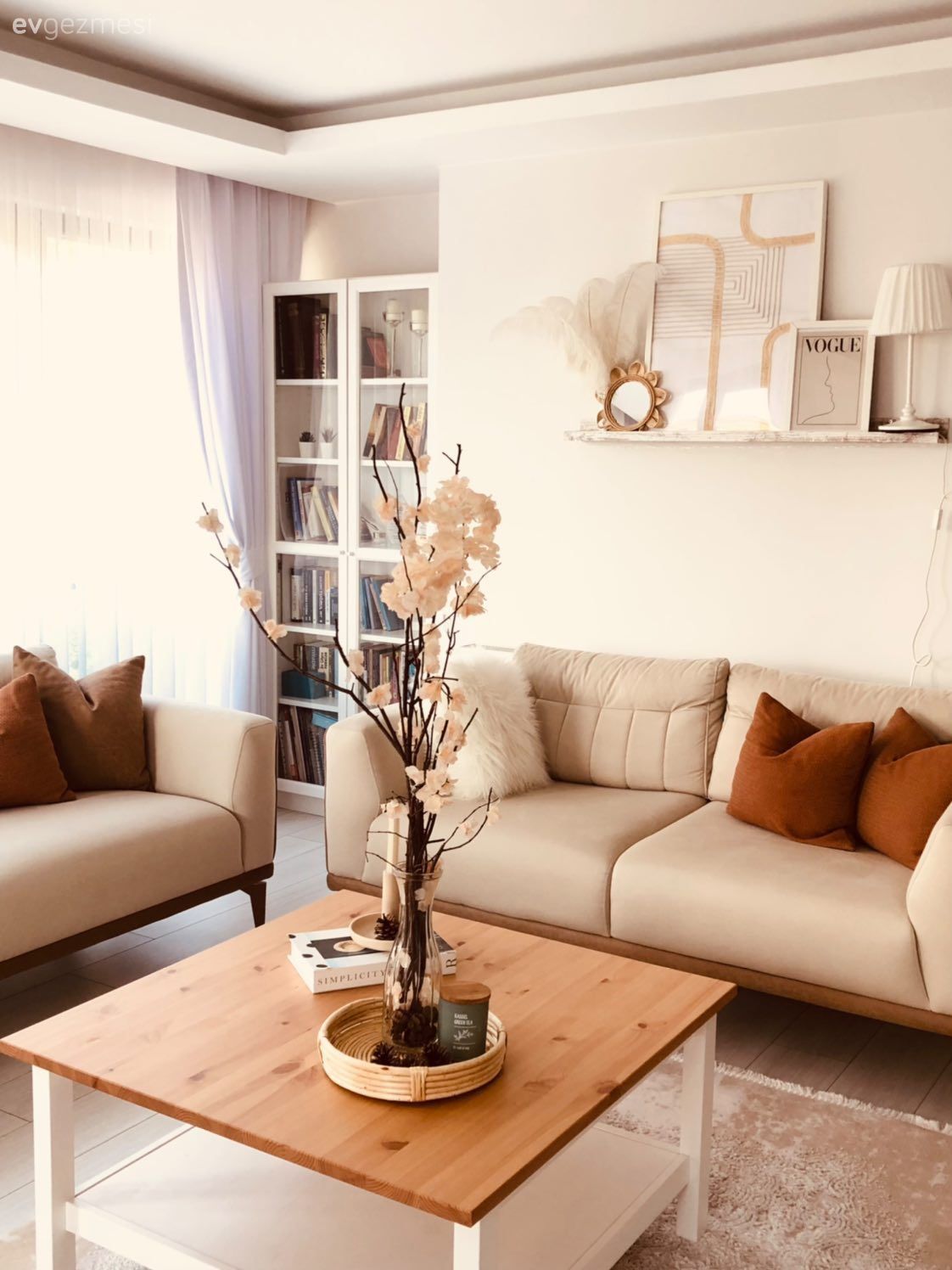 Salon, Modern, Bohem Dekorasyon, Vizon, Kahverengi, Koltuk takımı, Kitaplık, Ahşap Mobilya, Duvar rafı, Duvar dekorasyonu, Kırlent, Ev tekstili, Tül perde, Perde, Çerçeve, Çiçekler