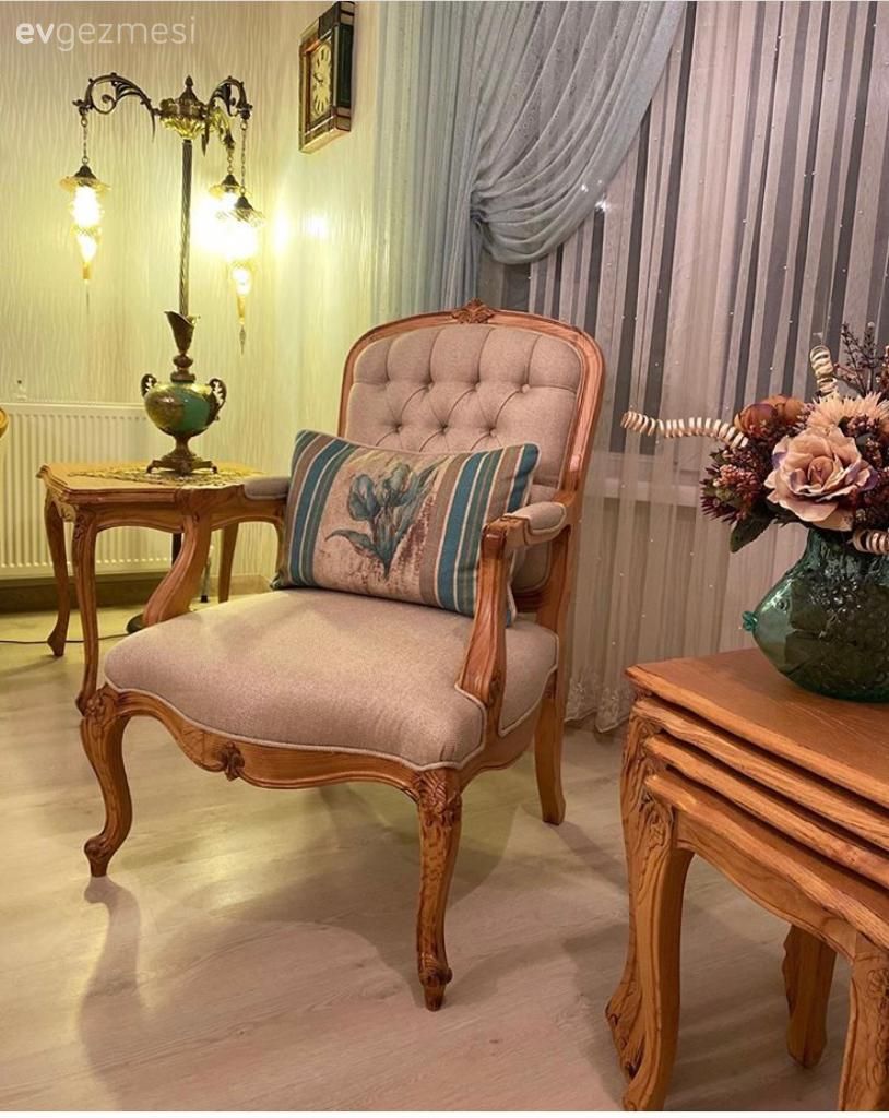 Salon, Country, Krem, Turkuaz, Fon perde, Perde, Tül perde, Ahşap Mobilya, Sehpa üstü aksesuarı, Ev Aksesuar, Berjer, Vazo, Kırlent, Ev tekstili, Yan sehpa, Sehpa