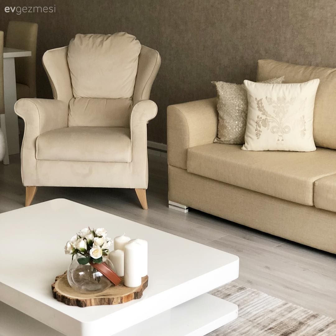 Salon, Krem, Beyaz, Koltuk takımı, Berjer, Halı, Salon halısı, Kırlent, Ev tekstili, Orta sehpa, Sehpa, Duvar kağıdı, Duvar dekorasyonu