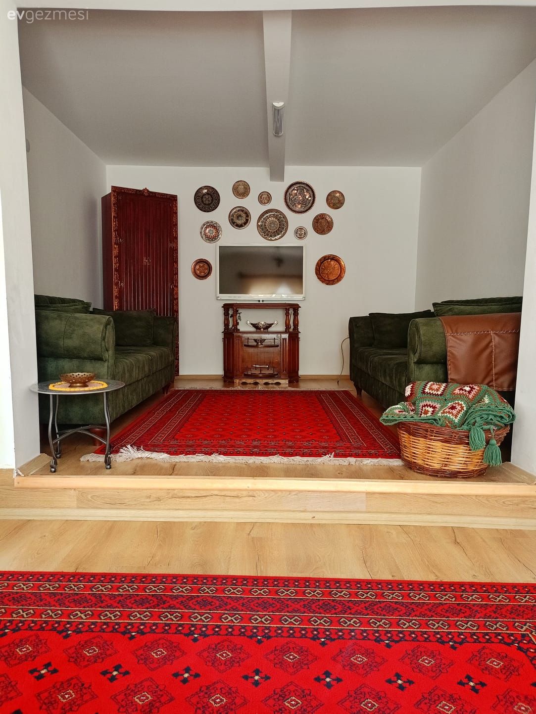 Salon, Rustik, Yeşil, Kırmızı, Kahverengi, Krem, Turuncu, Koltuk takımı, Ahşap Mobilya, Duvar dekorasyonu, Vintage, Tv ünitesi