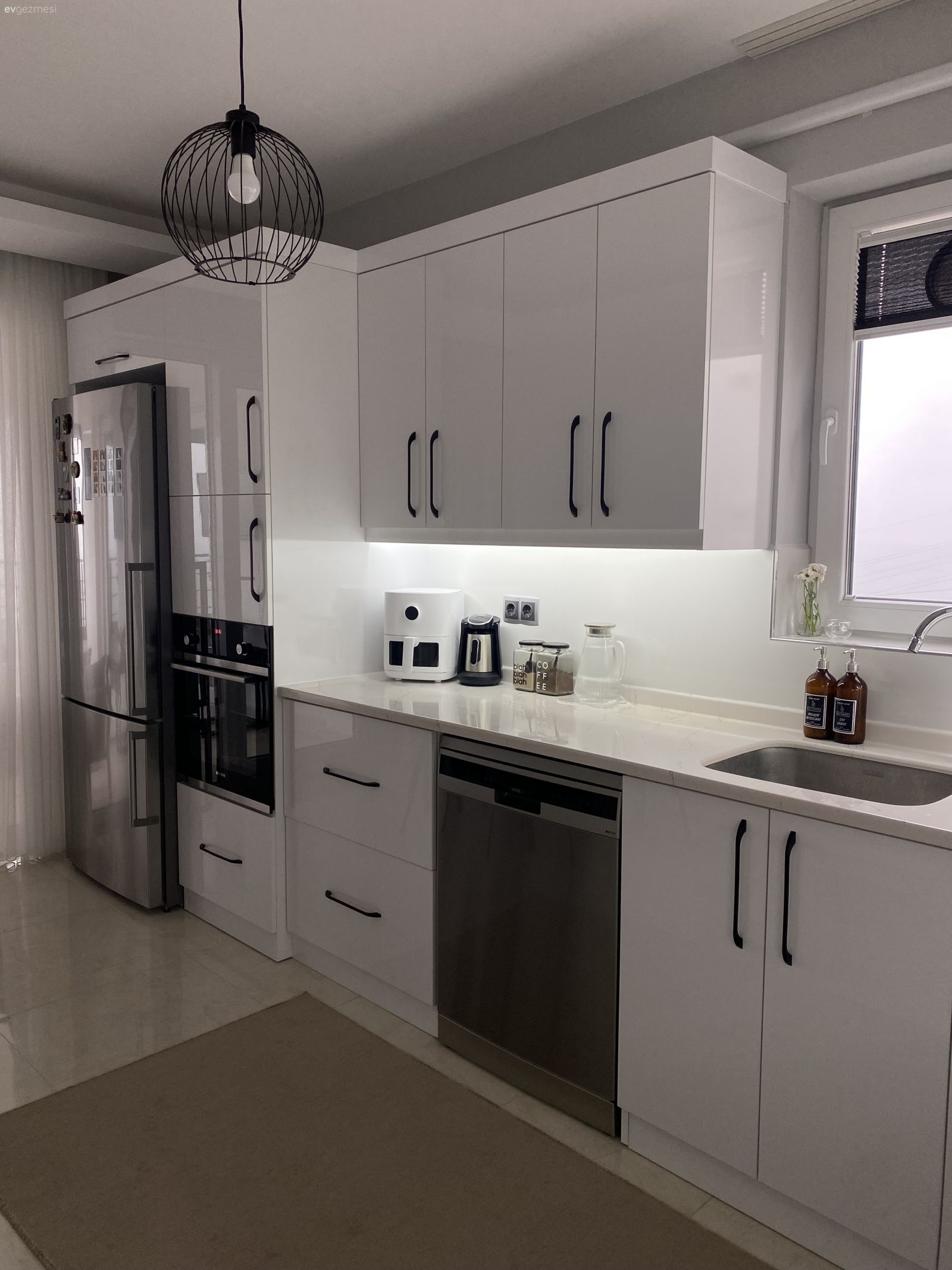 Beyaz, Siyah, Ankastre, Mutfak, Mutfak tezgahı, Mutfak tezgah arası, Mutfak halısı, Mutfak aksesuarları, Avize, Aydınlatma