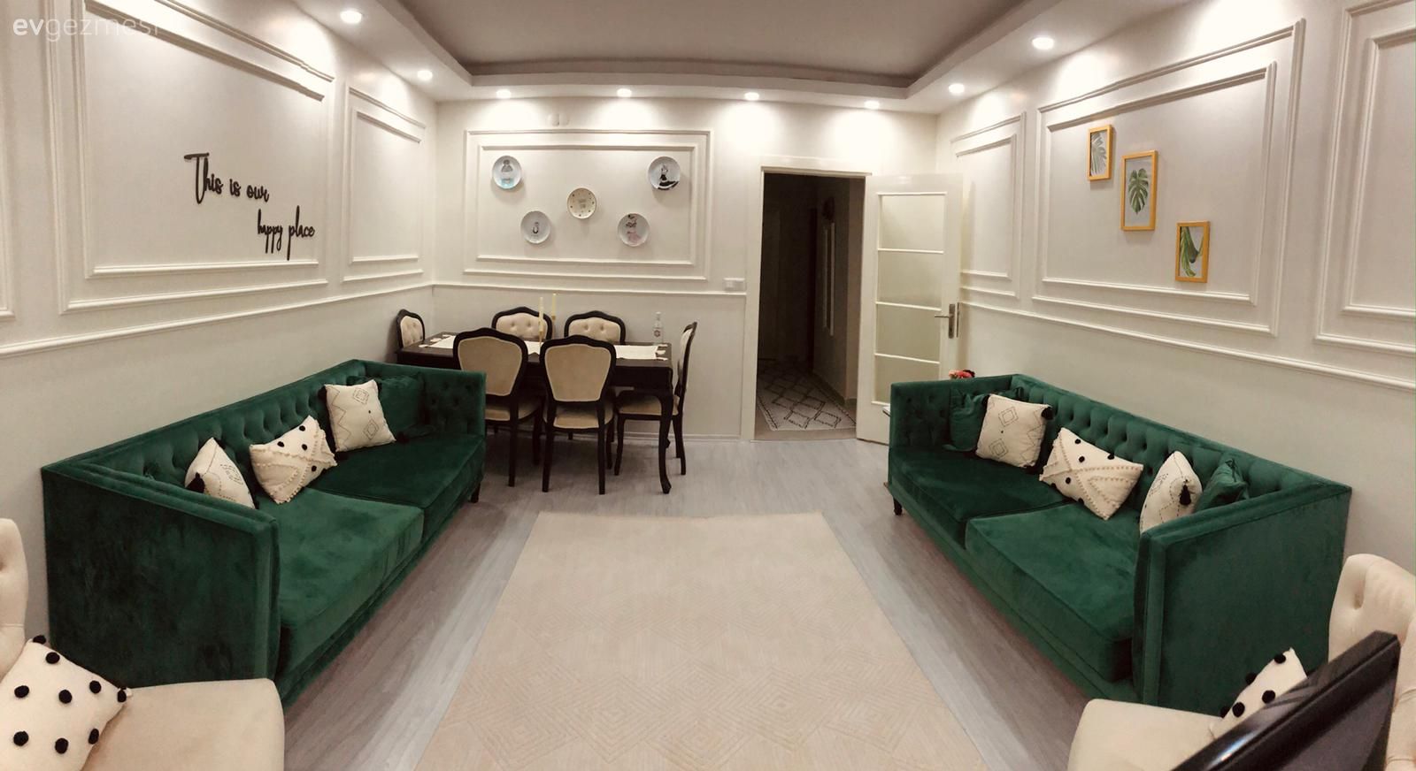 Salon, Modern, Country, Yeşil, Beyaz, Krem, Zümrüt yeşili, Berjer, Kırlent, Ev tekstili, Halı, Salon halısı, Duvar çıtalama, Duvar dekorasyonu, Yan sehpa, Sehpa, Spot aydınlatma, Aydınlatma, Sandalye, Fon perde, Perde, Tül perde