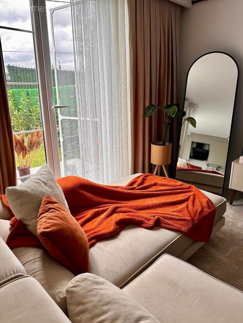 Salon, Bohem Dekorasyon, Köşe koltuk, Koltuk takımı, Bej, Krem, Turuncu, Fon perde, Perde, Tül perde, Ev bitkisi, Saksı, Boy aynası, Ayna, Beyaz