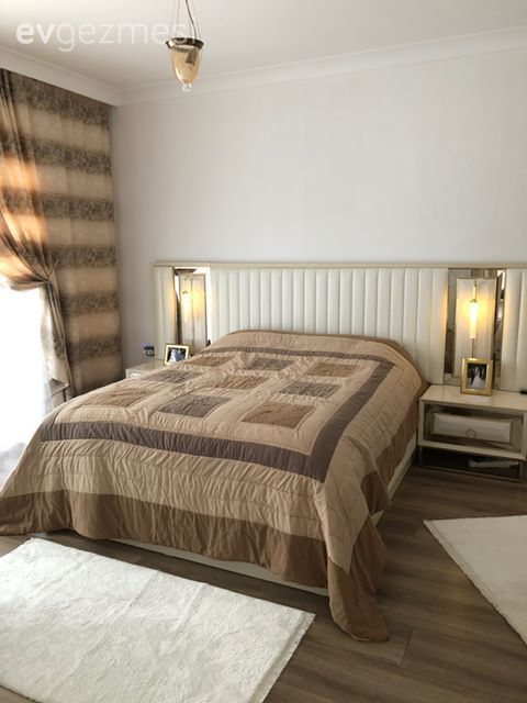 Yatak Odası, Krem, Beyaz, Kahverengi, Yatak başlığı, Komodin, Yatak örtüsü, Fon perde, Perde, Tül perde, Halı, Yatak odası halısı, Abajur, Aydınlatma