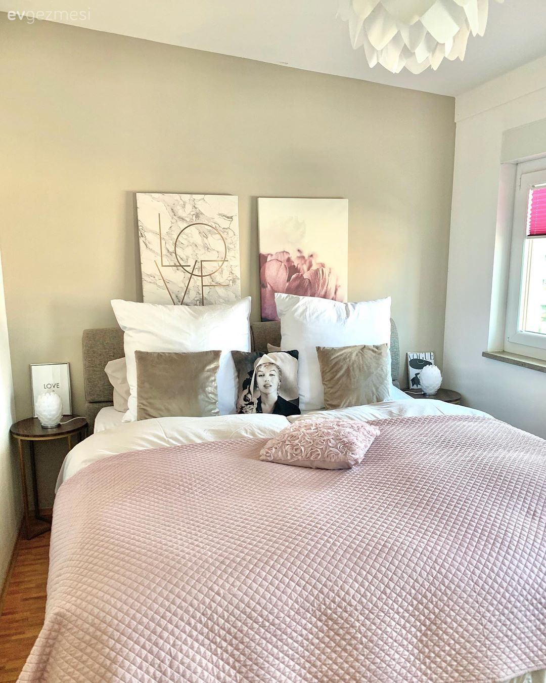 Yatak Odası, Beyaz, Pembe, Yatak odası duvar dekorasyonu, Tablo, Duvar dekorasyonu, Yatak örtüsü, Yatak odası avizesi, Komodin