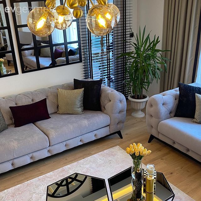 Salon, Art deko, Beyaz, Gri, Siyah, Krem, Bej, Koltuk takımı, Gri koltuk, Halı, Salon halısı, Yuvarlak sehpa, Sehpa, Orta sehpa, Tavan dekorasyon, Pencere duvar dekoru, Duvar dekorasyonu, Parke, Ev bitkisi, Jaluzi, Kırlent, Ev tekstili