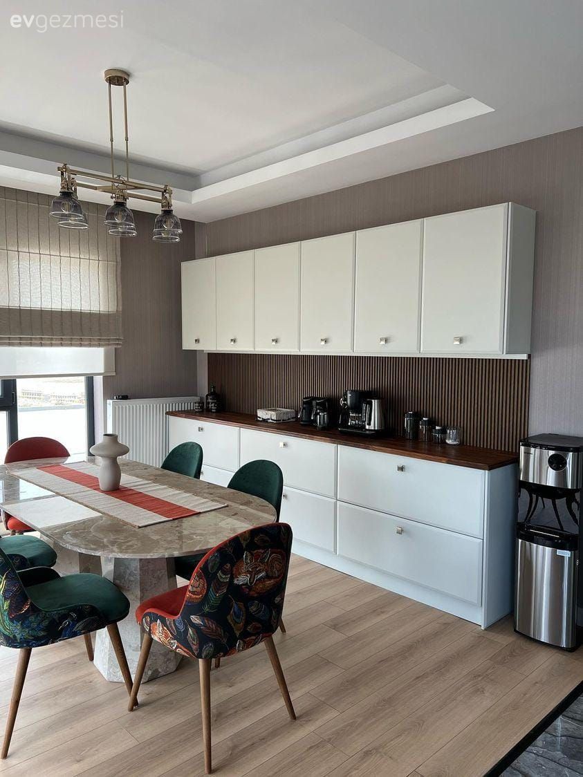 Mutfak, Modern, Beyaz, Beyaz ve ahşap mutfak, Yeşil, Kırmızı, Sandalye, Mutfak masası, Parke, Mutfak tezgahı, Kahverengi, Mutfak perdesi, Mutfak Avize Modelleri