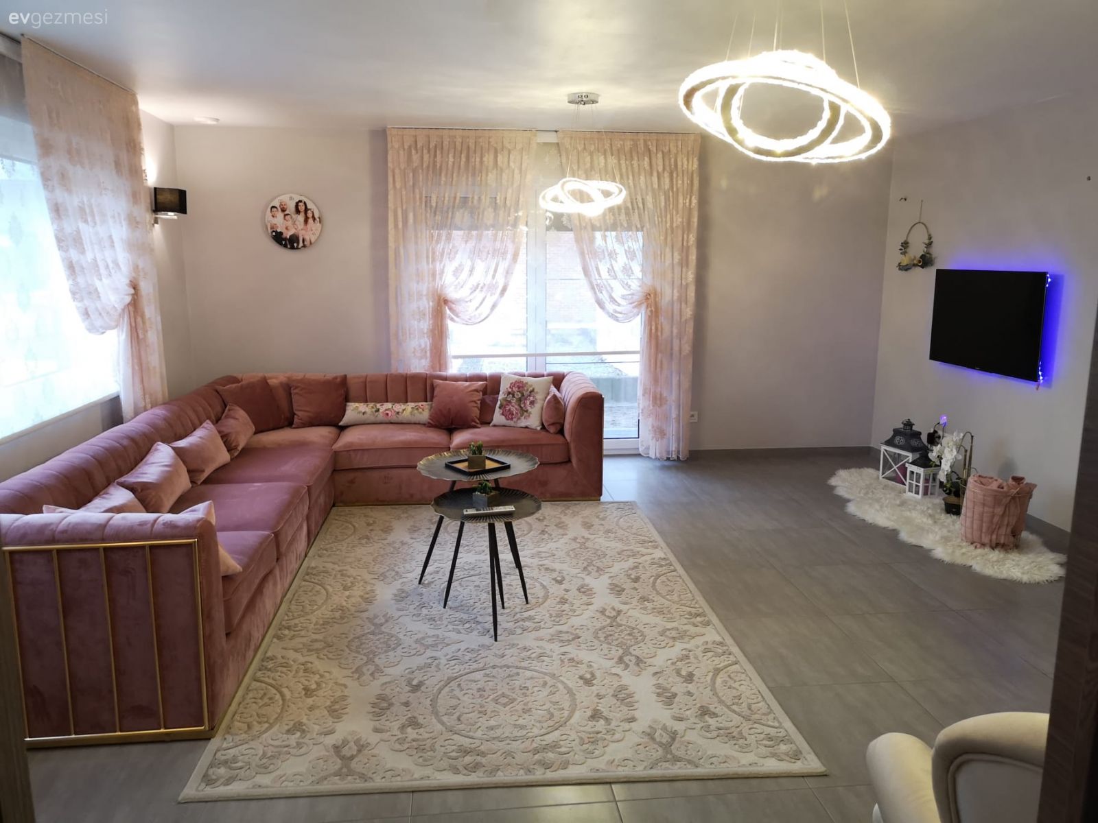 Salon, Modern klasik, Pembe, Krem, Altın, Köşe koltuk, Koltuk takımı, Halı, Salon halısı, Tül perde, Perde, Stor perde, Avize, Aydınlatma, Salon avizesi, Fener, Ev Aksesuar, Duvar dekorasyonu