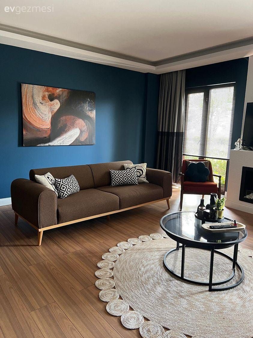 Salon, Modern, Mavi duvar, Antrasit  , Siyah, Beyaz, Koltuk takımı, Berjer, Fon perde, Perde, Tül perde, Şömine, Parke, Orta sehpa, Sehpa, Yuvarlak halı, Halı, Kırlent, Ev tekstili, Tablo, Duvar dekorasyonu