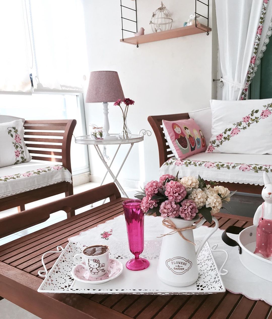 Balkon, Kış bahçesi, Beyaz, Balkon oturma grubu, Ahşap Mobilya, Balkon perdesi, Kırlent, Ev tekstili, Balkon masası, Balkon duvar dekorasyonu, Balkon halısı, Desenler, Çiçekler, Pembe, Çiçekli desen, Vazo, Ev Aksesuar