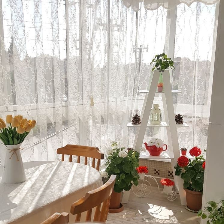 Balkon, Tül perde, Perde, Çiçekler, Balkon masası, Sandalye
