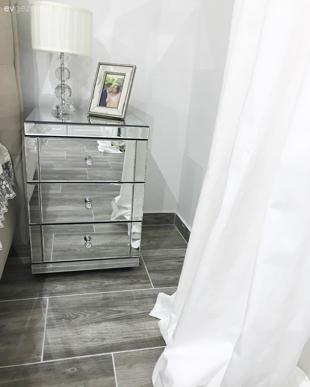 Komodin, Aynalı mobilya, Ayna, Abajur, Aydınlatma, Çerçeve