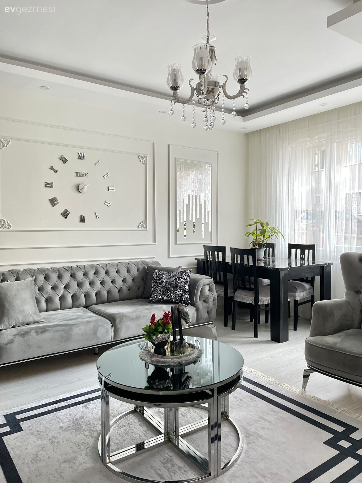 Salon, Modern, Gri, Beyaz, Siyah, Modern chesterfield, Sandalye, Yemek masası, Tül perde, Perde, Duvar çıtalama, Metal duvar saati, Halı, Salon halısı, Orta sehpa, Sehpa, Aynalı mobilya, Ayna, Berjer, Salon avizesi