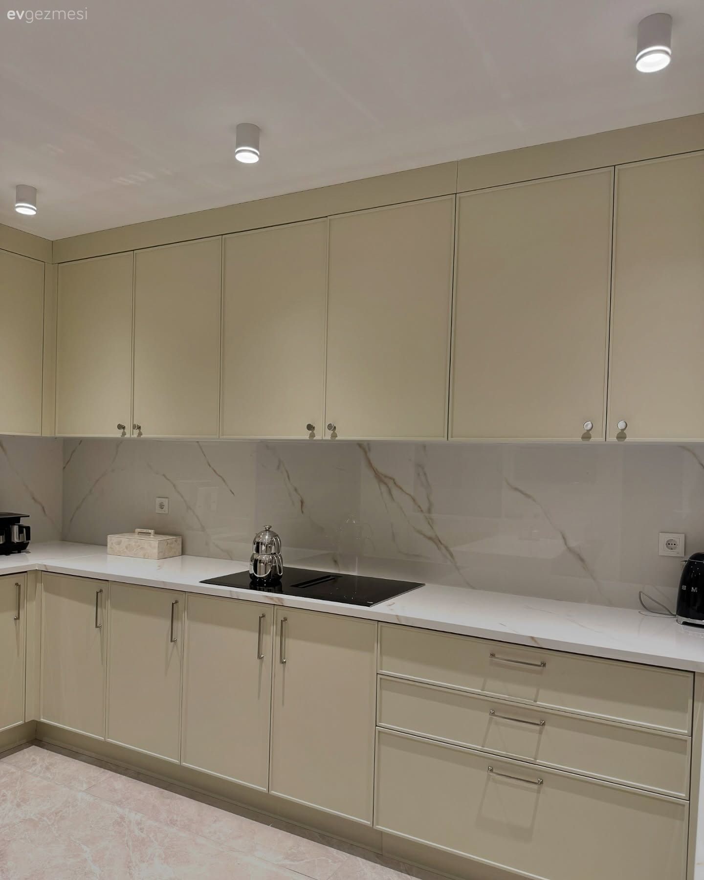 Mutfak, Modern mutfak, Krem, Bej, Beyaz, Mutfak tezgahı, Mutfak tezgah arası, Mutfak aksesuarları, Eviye , Spot aydınlatma, Aydınlatma, Mutfak zemin seramikleri