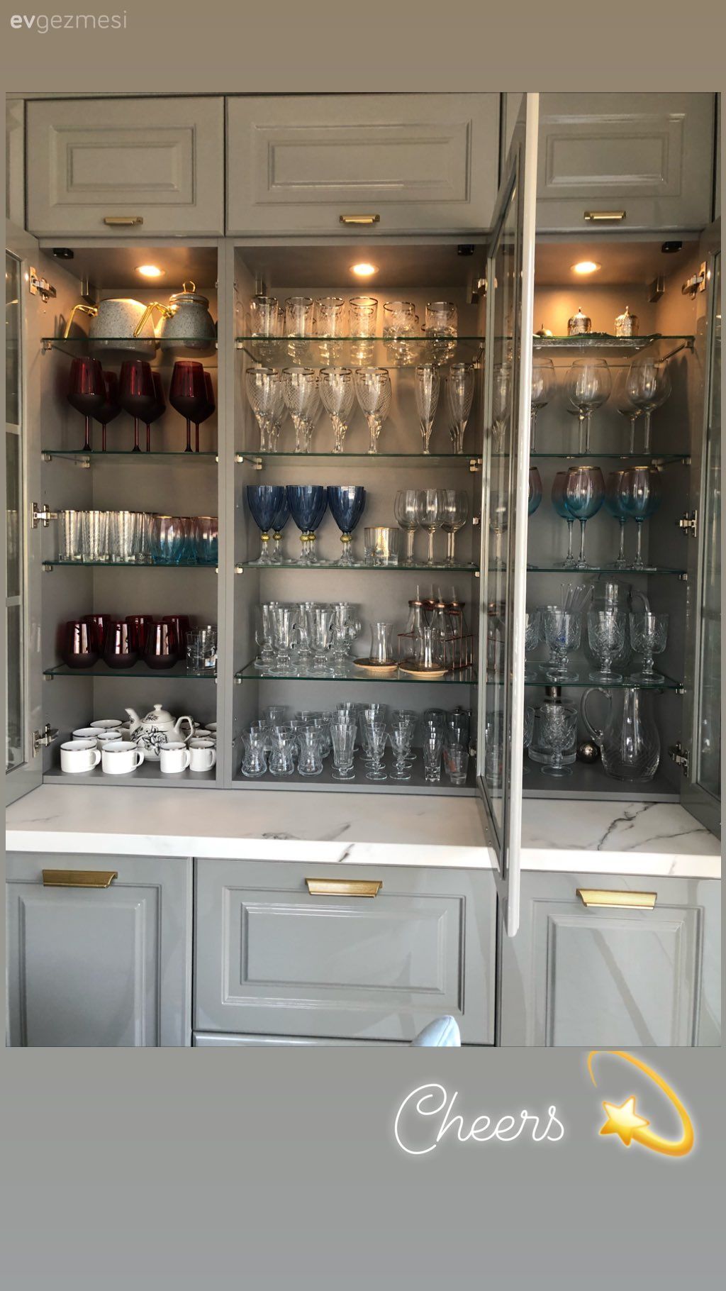 Mutfak, Gri mutfak, Modern mutfak, Shaker kapaklı dolaplar, Mermer, Ekstra mutfak dolabı, Gri, Beyaz, Altın