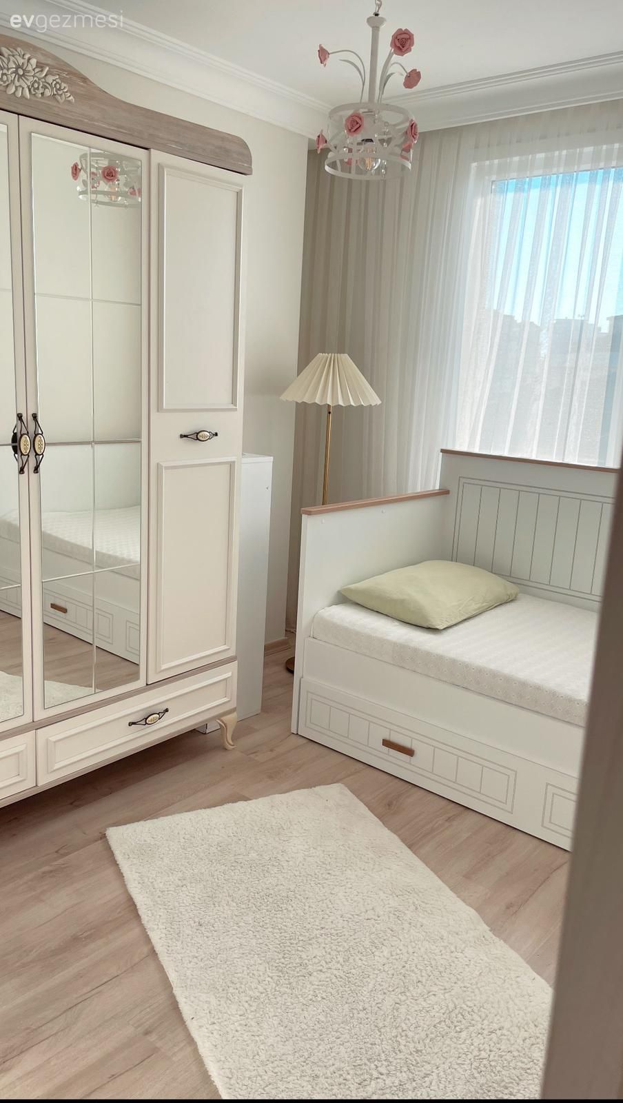 Modern Ruhlu Bu Evde Açık Renkler Birbirinden Kopmamış