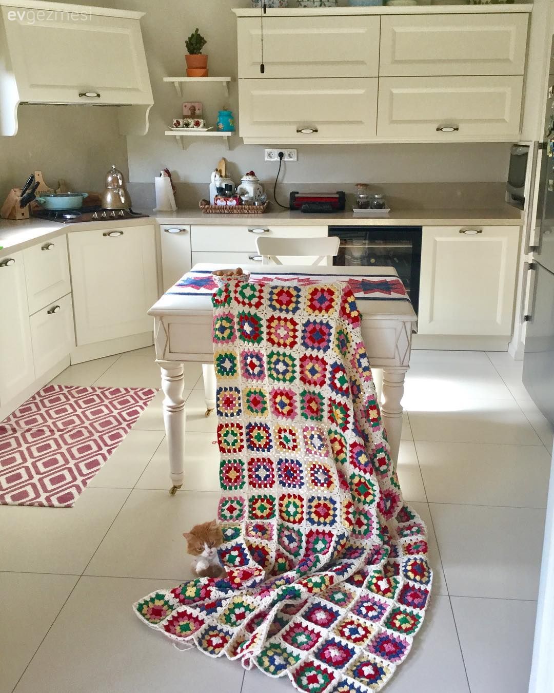 Mutfak, Beyaz mutfak, Country mutfak, Shaker kapaklı dolaplar, Mutfak perdesi, Mutfak halısı, Mutfak masası, Sandalye, Davlumbaz, Porselen kulp, Mobilya kulp ve ayakları, Mutfak aksesuarları, Duvar rafı, Duvar dekorasyonu, Ev bitkisi, Runner, Ev tekstili, Desenler, Mutfak tezgahı, Mutfak tezgah arası