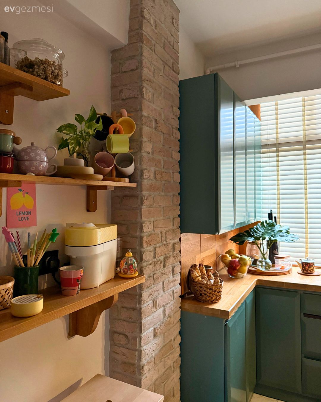 Öğrencilikten Aile Evine: Pencere Dışında Her Şeyi Değişen İstanbul Evi