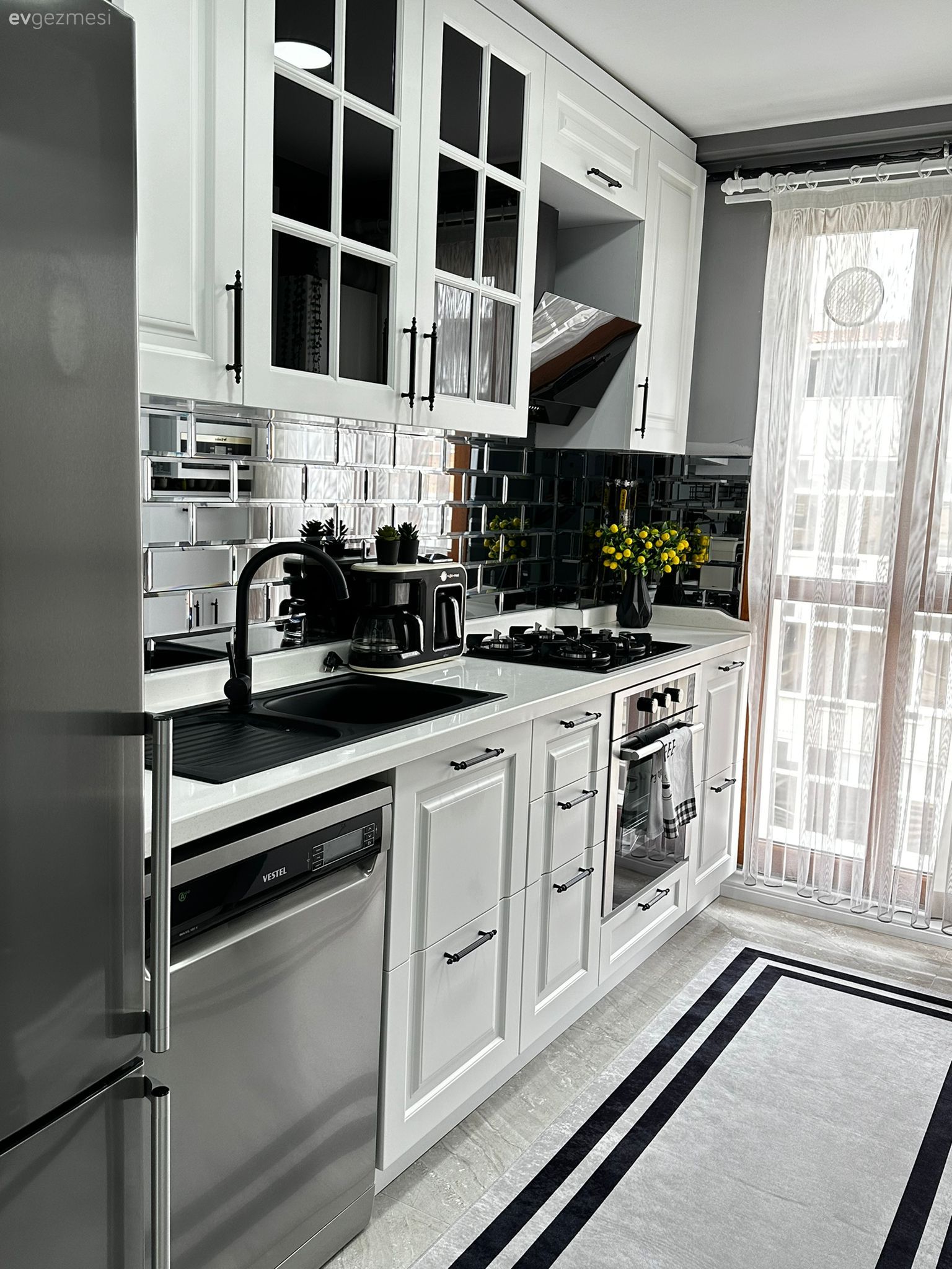 Mutfak, Beyaz, Siyah, Shaker kapaklı dolaplar, Mutfak tezgahı, Mutfak tezgah arası, Tezgah arası seramik, Davlumbaz, Mutfak halısı