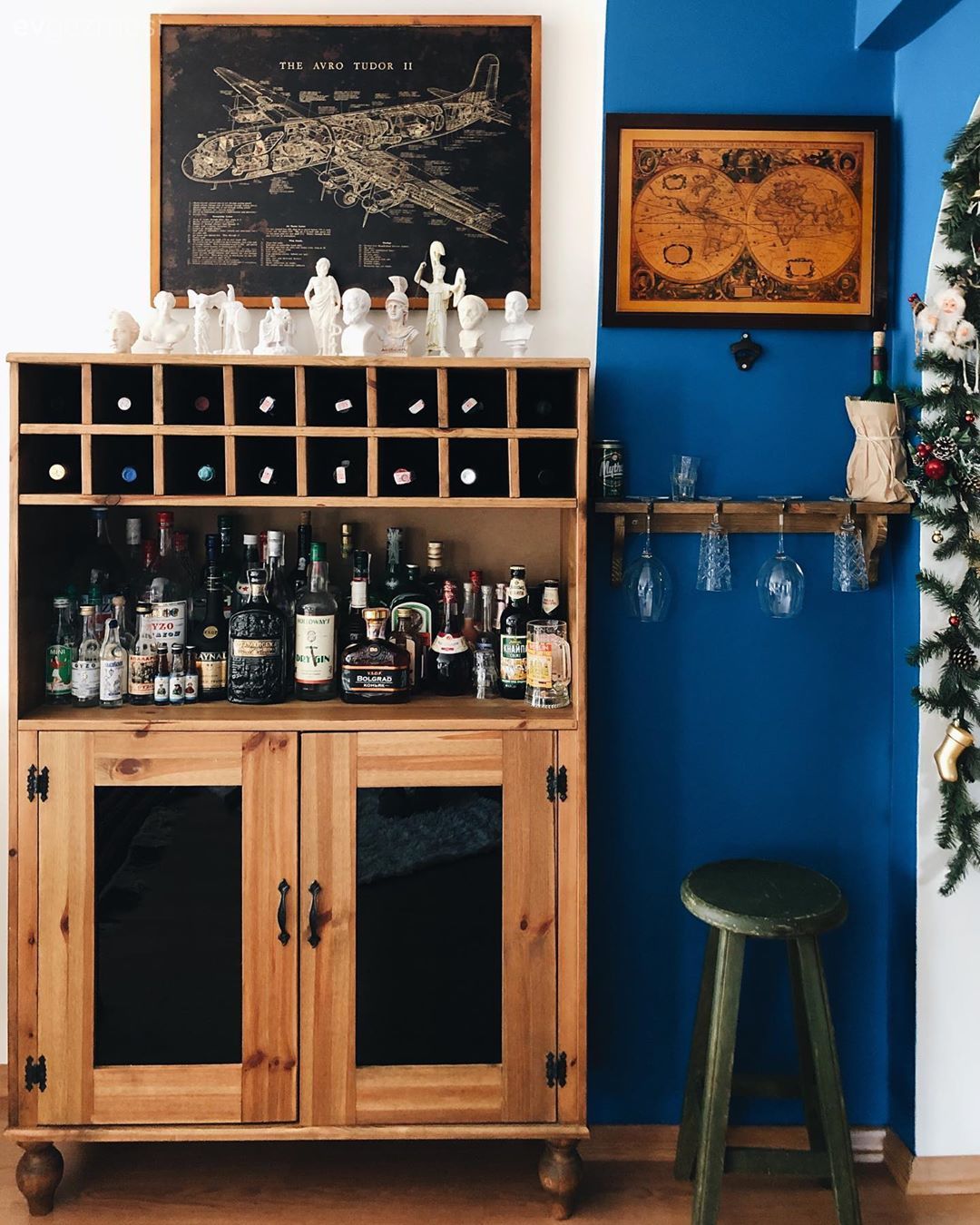 Mutfak duvar dekorasyonu, Mavi duvar, Açık raf, Duvar rafı, Ahşap Mobilya, Tablo, Duvar dekorasyonu, Ev bitkisi