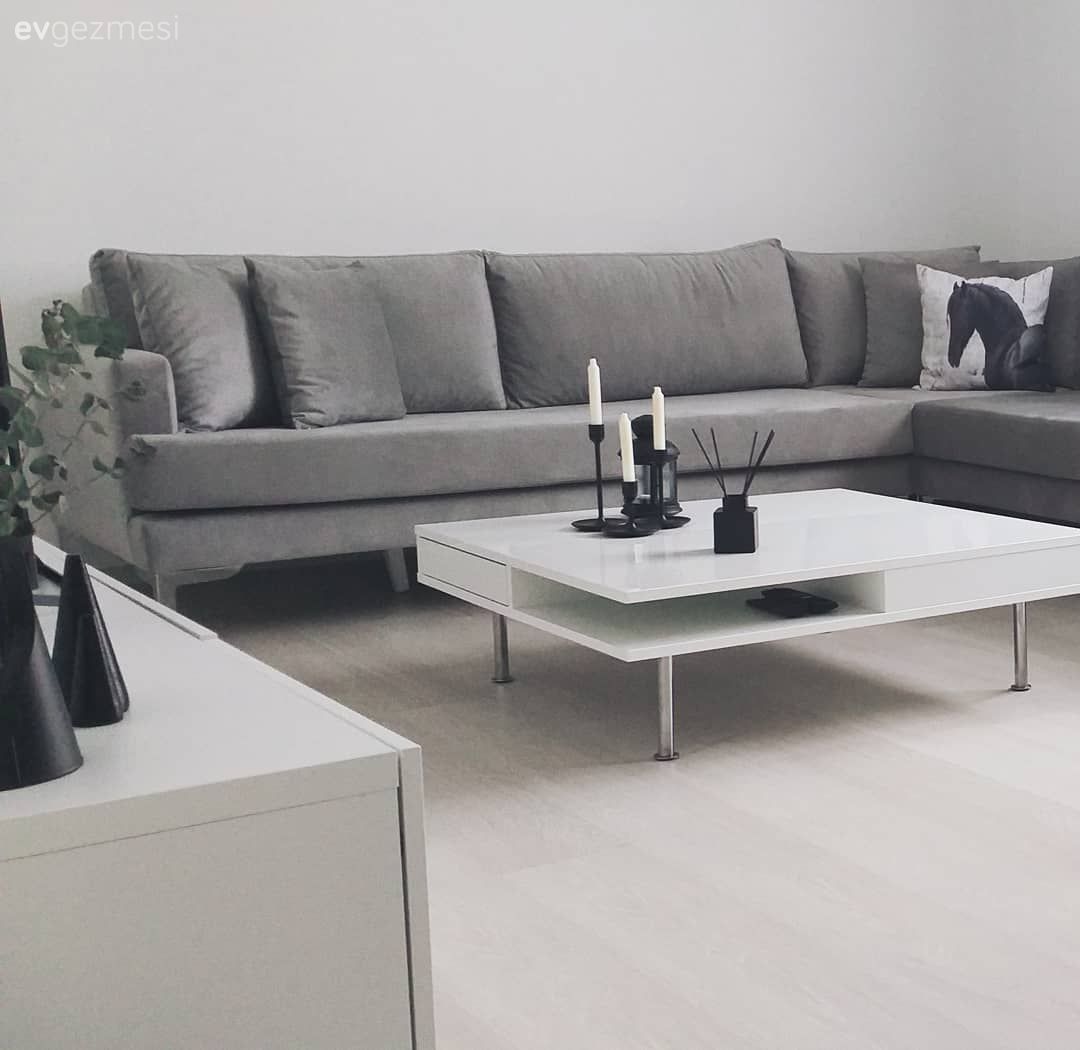 Salon, Modern, Gri, Köşe koltuk, Koltuk takımı, Duvar rafı, Duvar dekorasyonu, Halı, Salon halısı, Orta sehpa, Sehpa, Tablo, Kırlent, Ev tekstili, Duvar saati, Beyaz, Çizgili desen, Desenler, Sehpa üstü aksesuarı, Ev Aksesuar, Mumluk