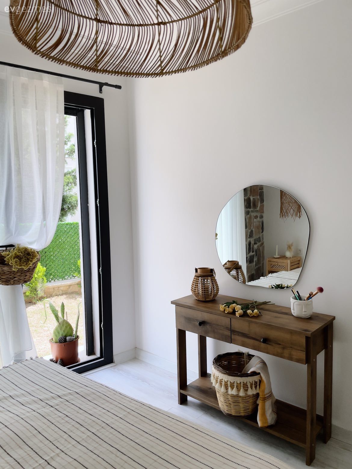 Yatak Odası, Hasır, Hasır avize, Tül perde, Perde, Konsol, Konsol üzeri dekoratif objeleri, Yuvarlak ayna, Dekoratif ayna, Yatak örtüsü