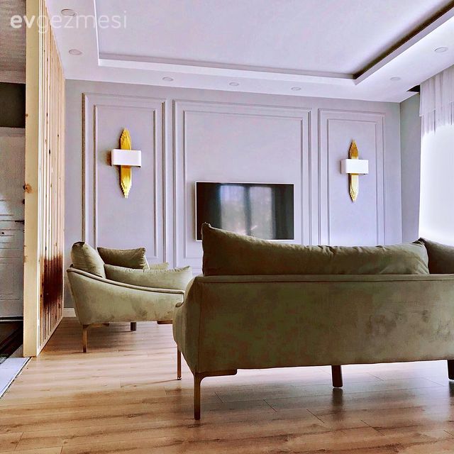 Salon, Art deko, Koltuk takımı, Yeşil, Altın, Krem, Beyaz, Ahşap panel, Gri duvar, Duvar çıtalama, Parke, Aplik, Aydınlatma