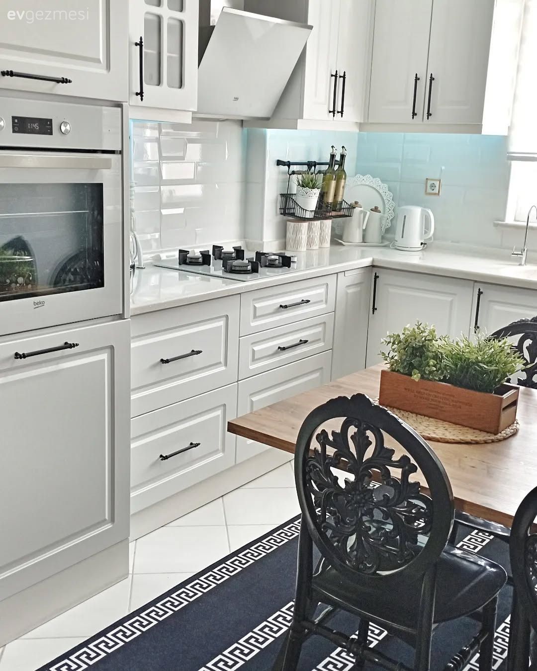 Ferforje Sandalyeler Bu Mutfağa Samimiyet Katmış