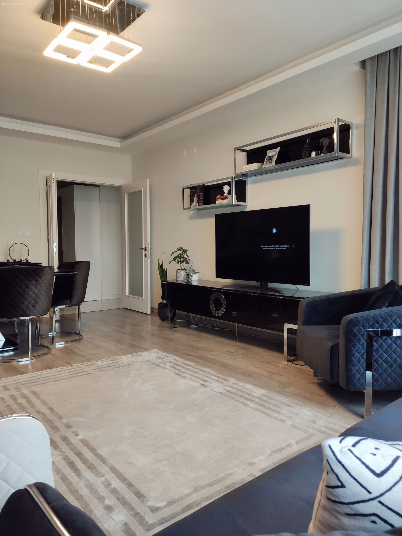 Salon, Modern, Füme, Lacivert, Bej, Berjer, Koltuk takımı, Tv ünitesi, Tv ünitesi aksesuarları, Ev Aksesuar, Halı, Salon halısı, Sandalye, Yemek masası, Avize, Aydınlatma, Siyah