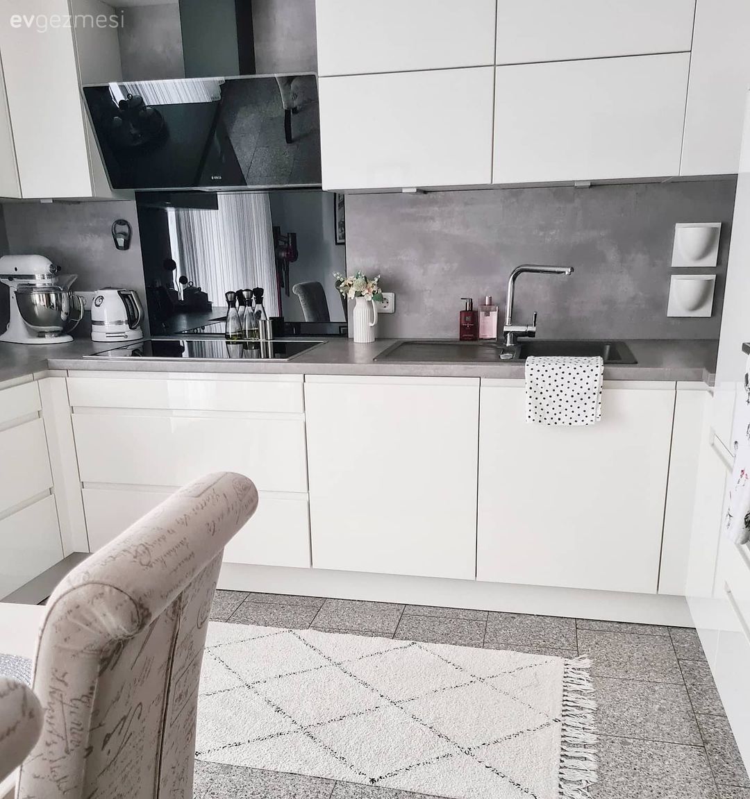 Mutfak, Beyaz, Siyah, Gri, Ankastre, Kulpsuz mutfak dolabı, Mutfak halısı, Sandalye, Mutfak masası, Mutfak tezgahı, Mutfak tezgah arası, Modern mutfak