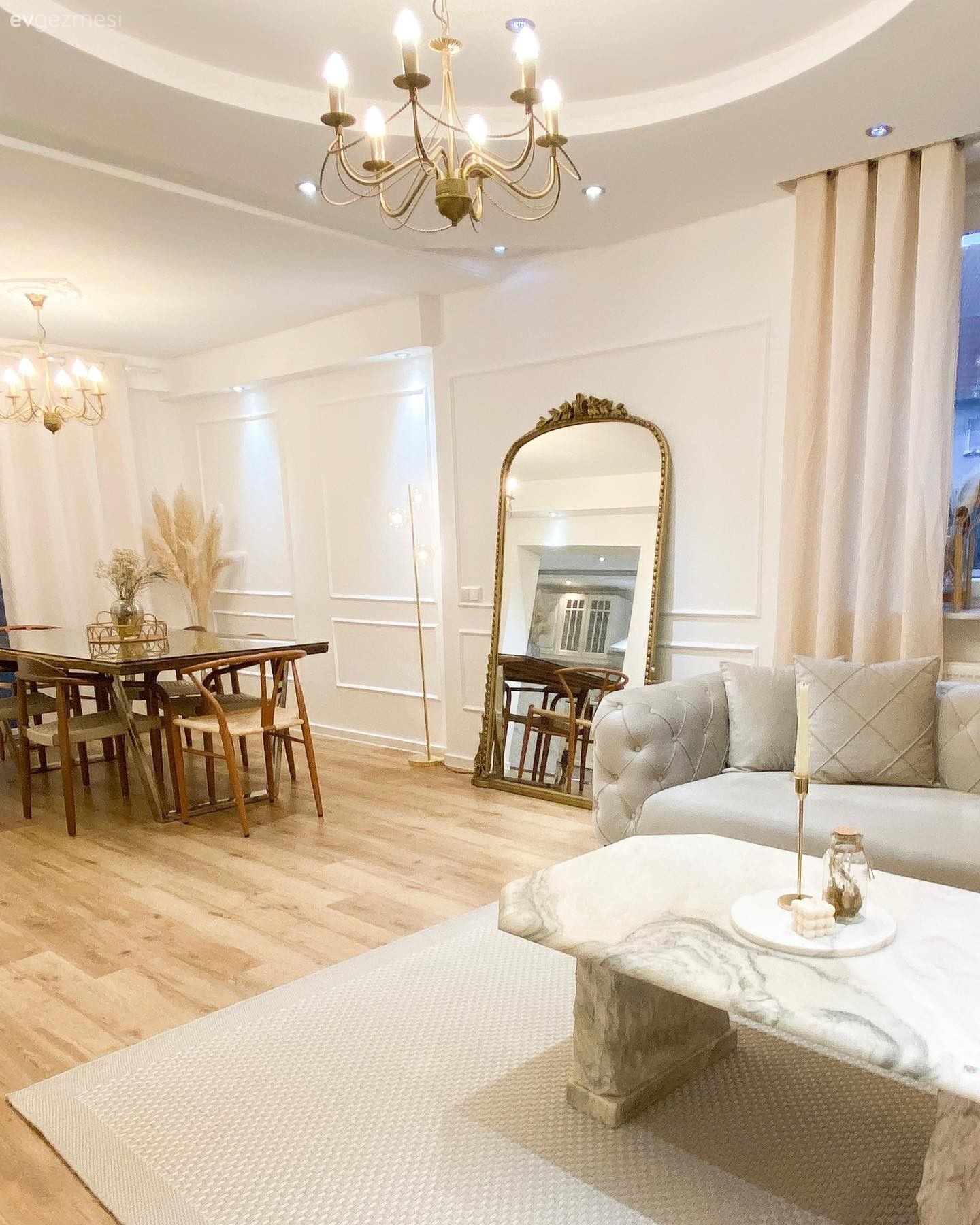 Salon, Art deko, Modern, Beyaz, Bej, Krem, Gri, Koltuk takımı, Orta sehpa, Sehpa, Halı, Salon halısı, Fon perde, Perde, Duvar çıtalama, Avize, Aydınlatma, Salon avizesi, Sandalye, Yemek masası, Pampas otu, Kırlent, Ev tekstili