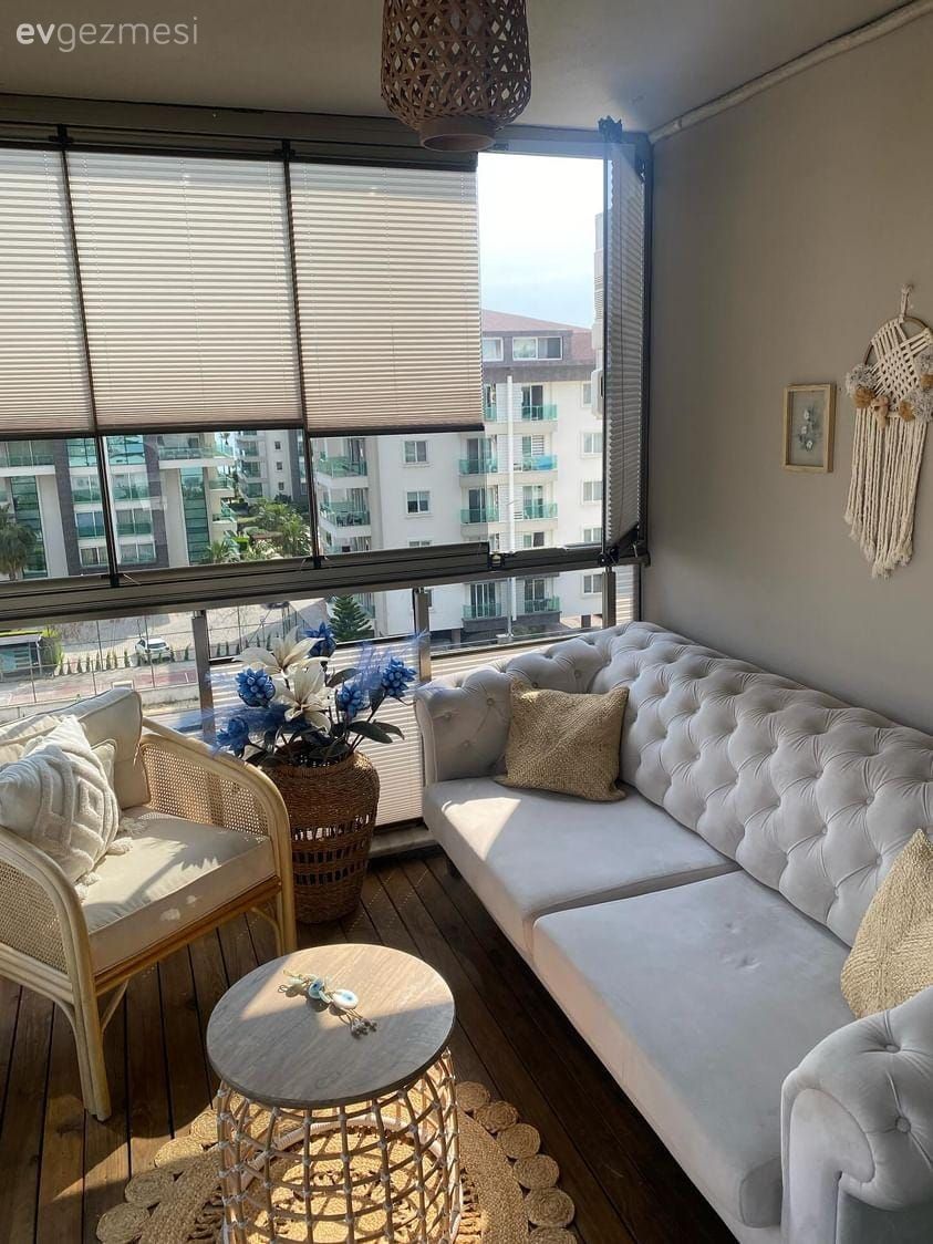 Balkon, Modern, İskandinav, Plise perde, Perde, Balkon oturma grubu, Hasır sandalye, Balkon masası, Hasır avize, Beyaz, Bej