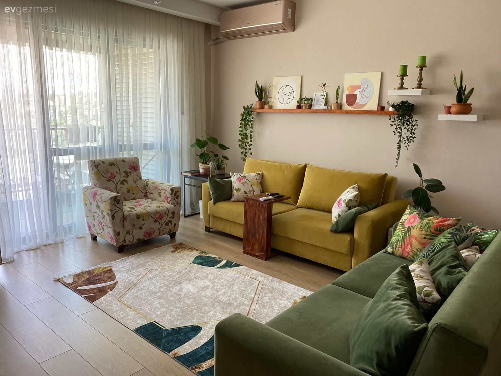 Salon, Bohem Dekorasyon, Yeşil, Beyaz, Bej, Kahverengi, Duvar rafı, Duvar dekorasyonu, Berjer, Koltuk takımı, Çerçeve, Ev bitkisi, Halı, Salon halısı, Desenler, Yan sehpa, Sehpa, Tül perde, Perde