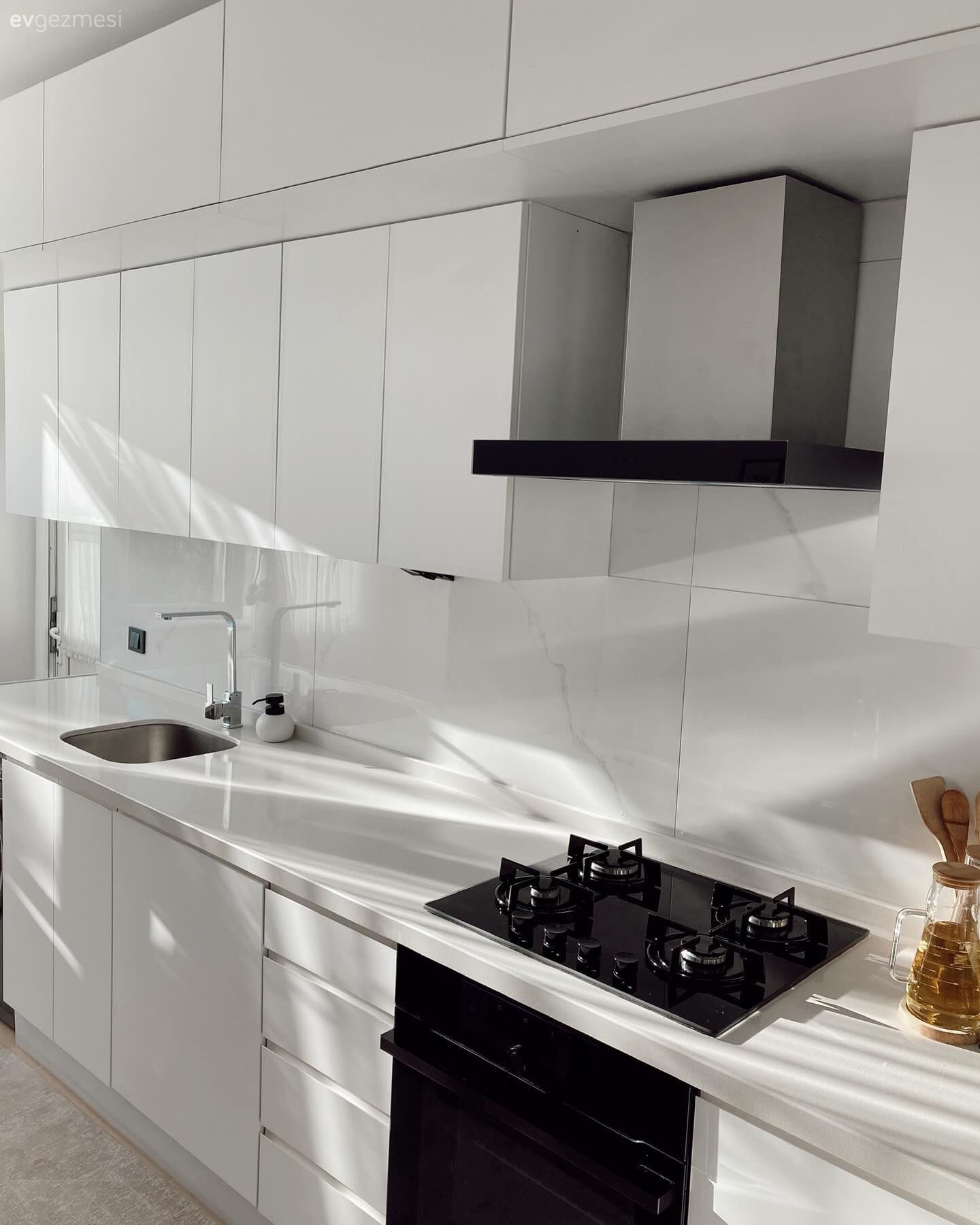 Mutfak, Modern mutfak, Beyaz, Siyah, Kulpsuz mutfak dolabı, Ankastre, Davlumbaz, Mutfak tezgahı, Mutfak tezgah arası, Mutfak bataryası, Eviye , Tezgah arası seramik