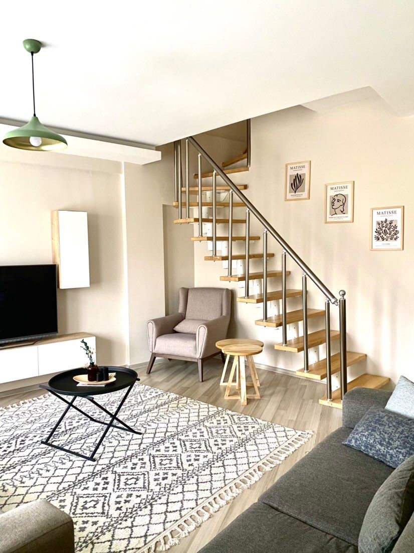 Salon, Beyaz, Gri, Dubleks evler, Merdiven, Halı, Salon halısı, Orta sehpa, Sehpa, Tv ünitesi, Tv ünitesi aksesuarları, Ev Aksesuar, Sarkıt, Aydınlatma, Berjer, Çerçeve