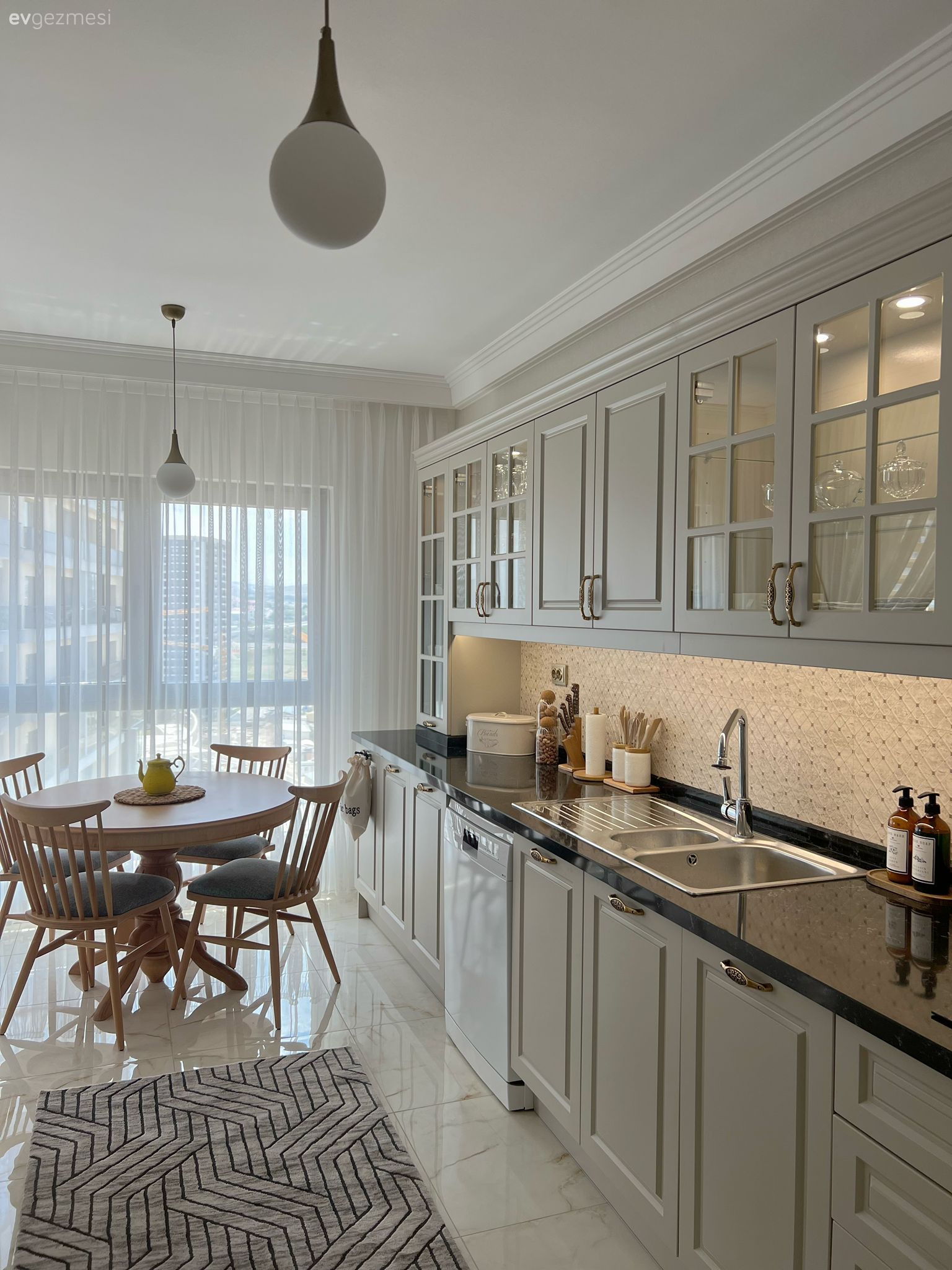 Bu Ankara Evi Beyazlıktan Ferahlık Turuncudan da Neşe Almış