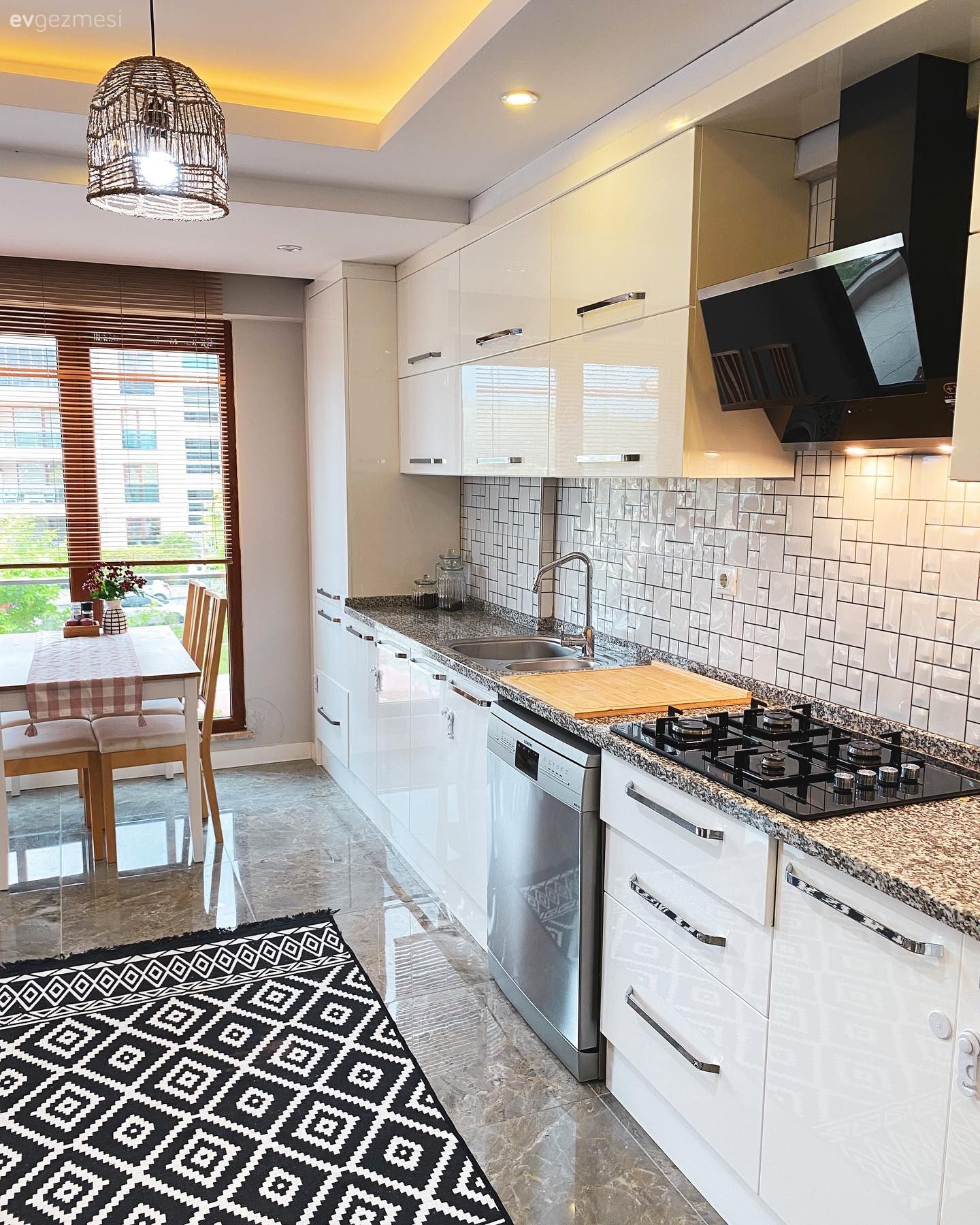 Mutfak, Beyaz, Mutfak halısı, Siyah- Beyaz, Mutfak masası, Sandalye, Mutfak perdesi