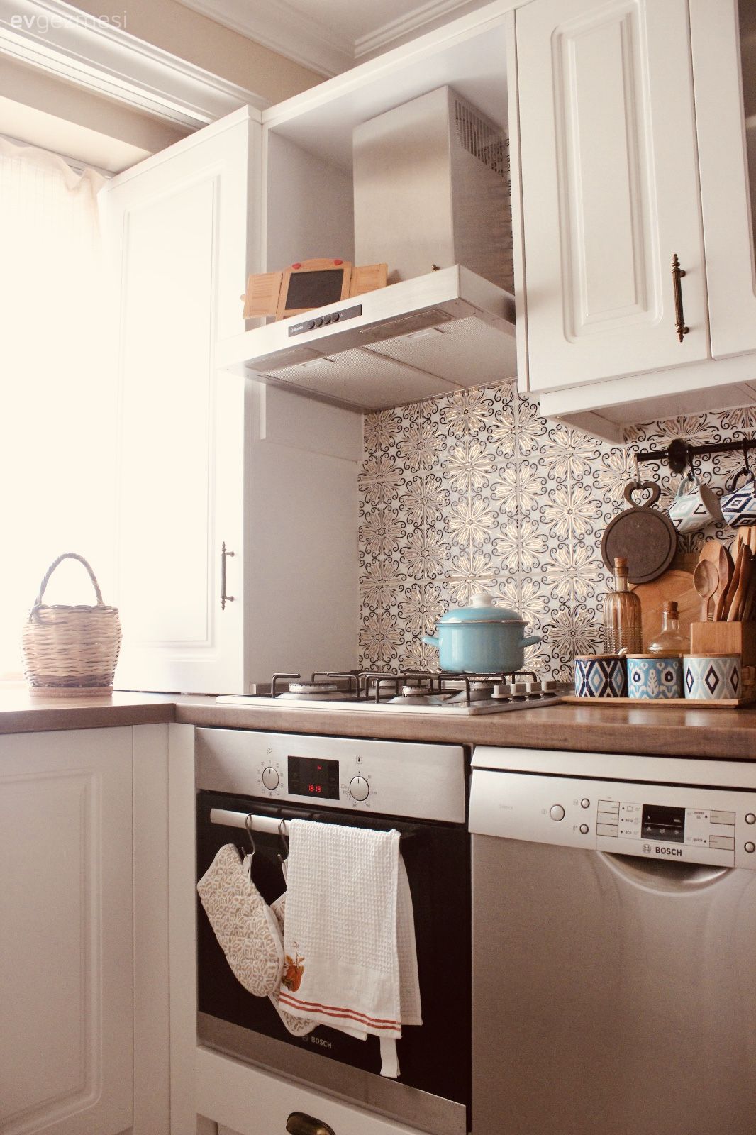 Mutfak, Beyaz mutfak, Ahşap mutfak tezgahı, Mutfak tezgahı, Shaker kapaklı dolaplar, Mutfak tezgah arası, Davlumbaz, Mutfak perdesi