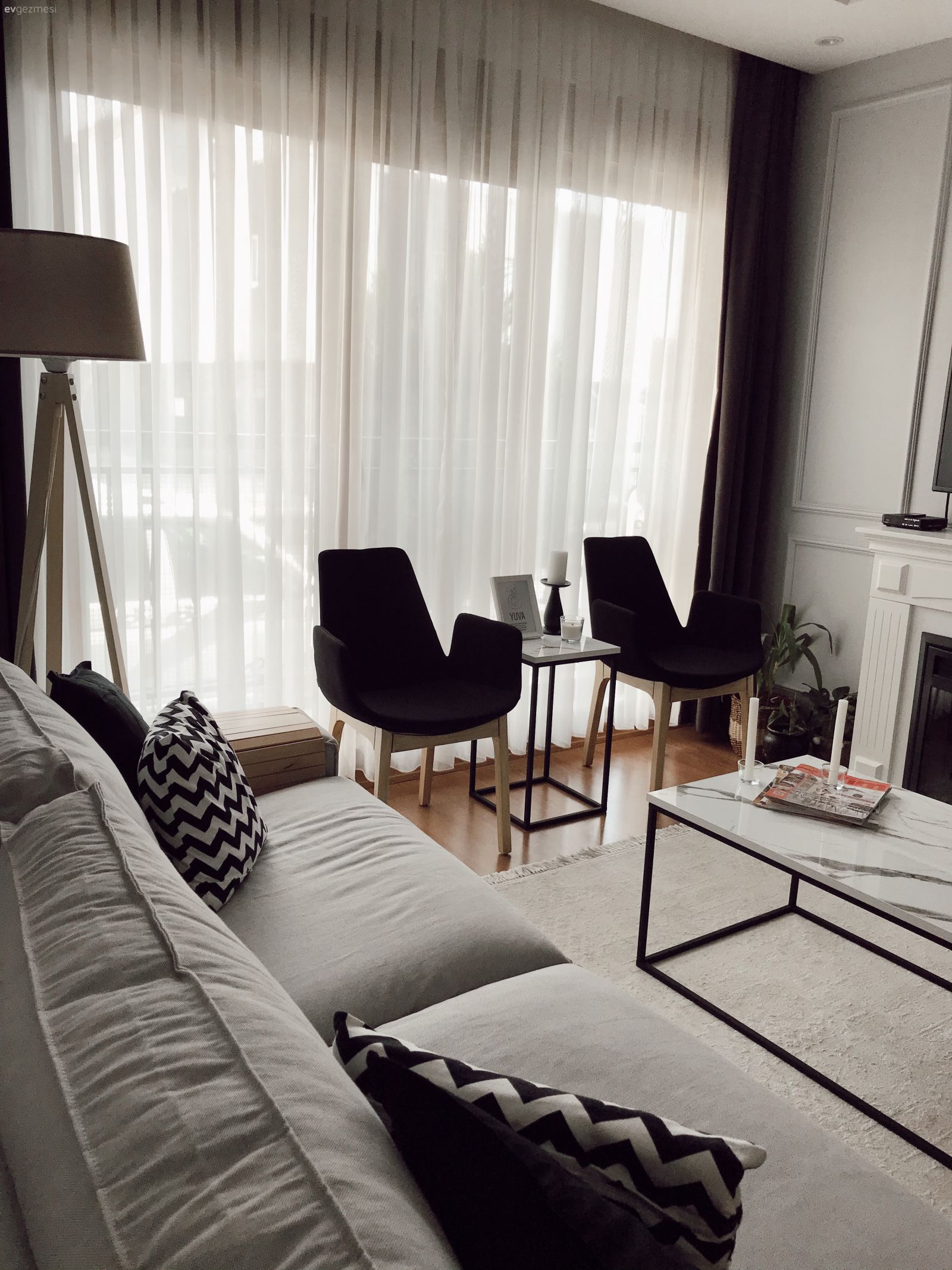 Salon, Modern, Gri, Beyaz, Siyah, Koltuk takımı, Geometrik desen, Desenler, Kırlent, Ev tekstili, Tablo, Duvar dekorasyonu, Halı, Salon halısı, Orta sehpa, Sehpa, Metal ayaklı sehpa, Ayna, Ev bitkisi, Berjer