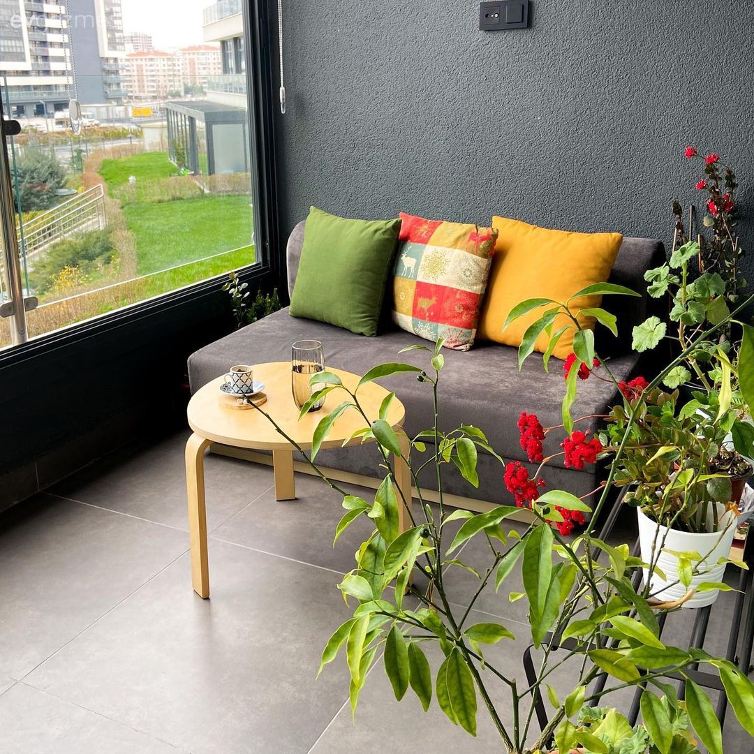 Gri duvar, Balkon, Sarı, Yeşil, Turuncu, Ev bitkisi, Balkon masası