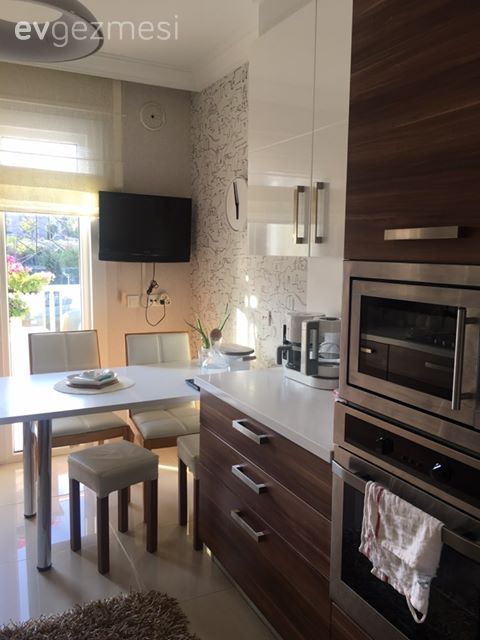 Mutfak, Kahverengi, Beyaz, Mutfak masası, Sandalye, Mutfak Avize Modelleri, Mutfak halısı, Puf, Mutfak perdesi, Duvar kağıdı, Duvar dekorasyonu, Mutfak duvar dekorasyonu, Ankastre, Mutfak tezgahı, Mutfak tezgah arası