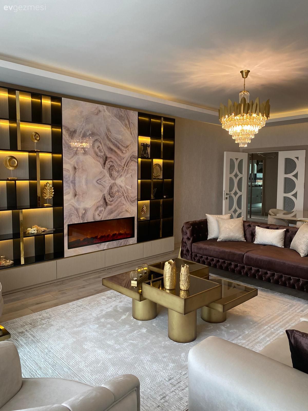 Salon, Klasik, Kahverengi, Altın, Beyaz, Bej, Krem, Tv ünitesi, Tv ünitesi aksesuarları, Ev Aksesuar, Kırlent, Ev tekstili, Koltuk takımı, Orta sehpa, Sehpa, Dekoratif Objeler, Avize, Aydınlatma, Salon avizesi