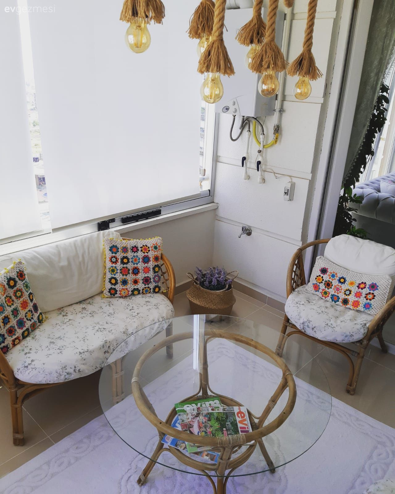 Balkon, Balkon oturma grubu, Kırlent, Ev tekstili, Balkon avizesi, Balkon masası, Beyaz, Krem, Balkon halısı