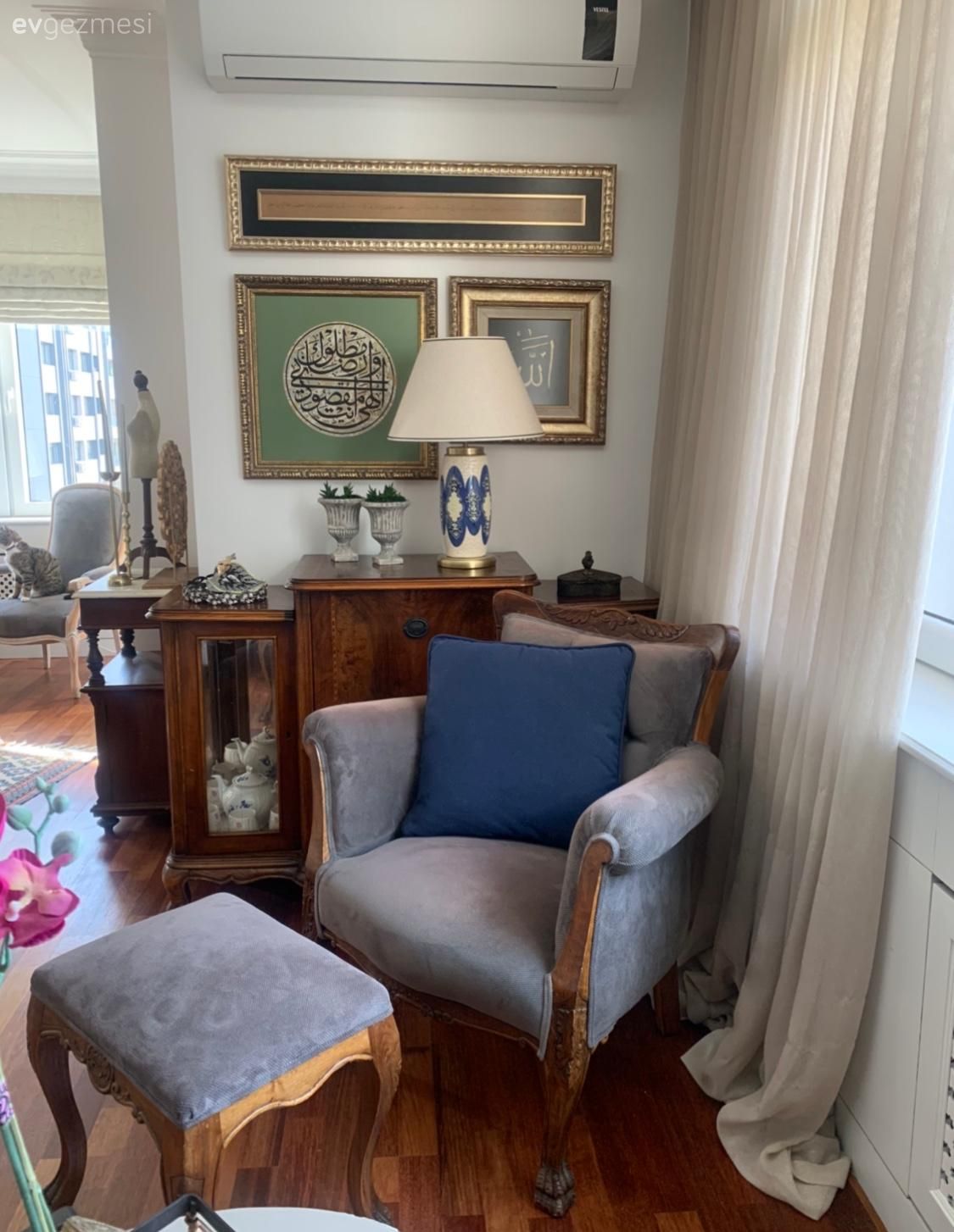 Ahşap Mobilya, Oymalı berjer, Mavi, Gri, Kahverengi, Konsol, Konsol üzeri dekoratif objeleri, Abajur, Aydınlatma, Tablo, Duvar dekorasyonu, Çerçeve, Tül perde, Perde, Parke, Dekoratif Objeler